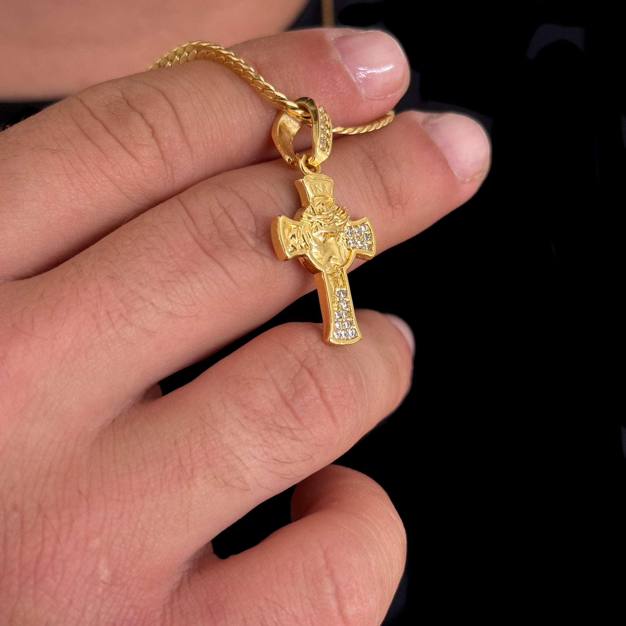 Colar Crucifixo Face De Cristo Detalhado Cravejado P - Corrente e Pulseira Grumet Flat Banhado A Ouro 18k