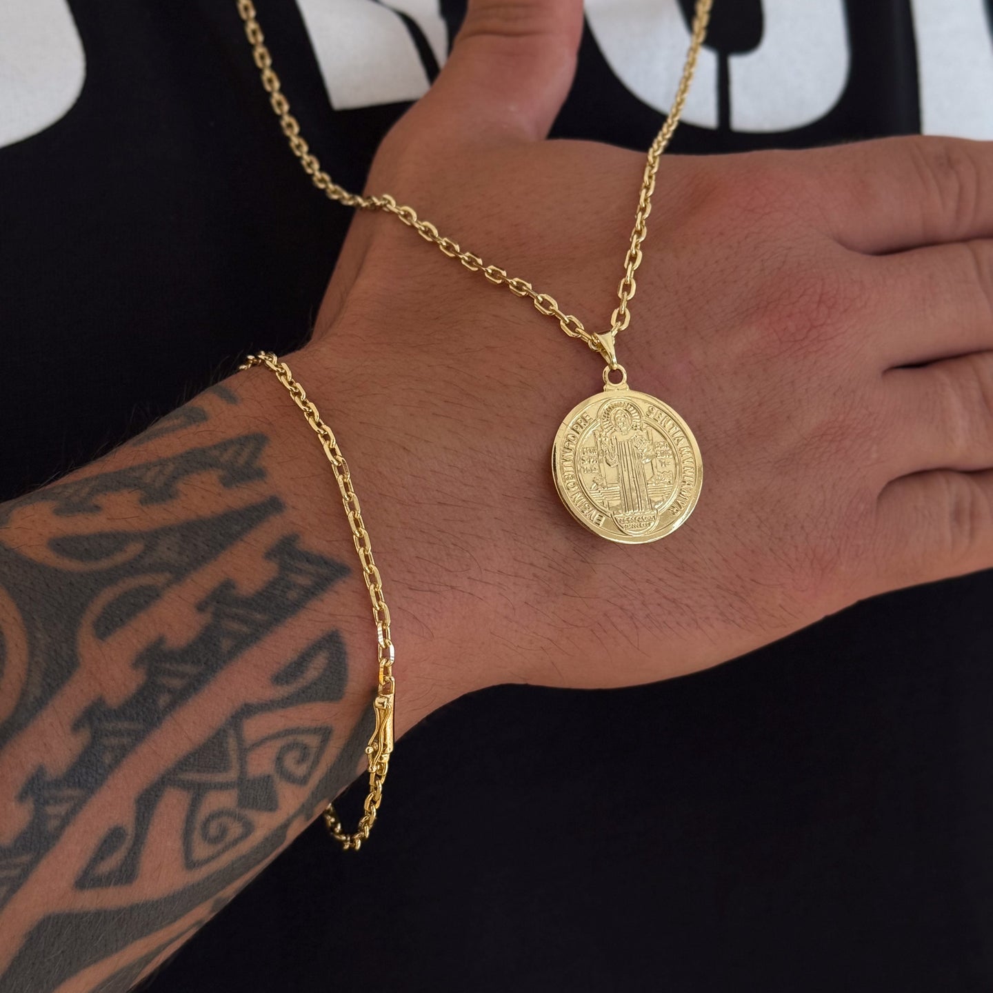 Colar Medalha De São Bento - Corrente e Pulseira Cadeado 2mm Banhado A Ouro 18k