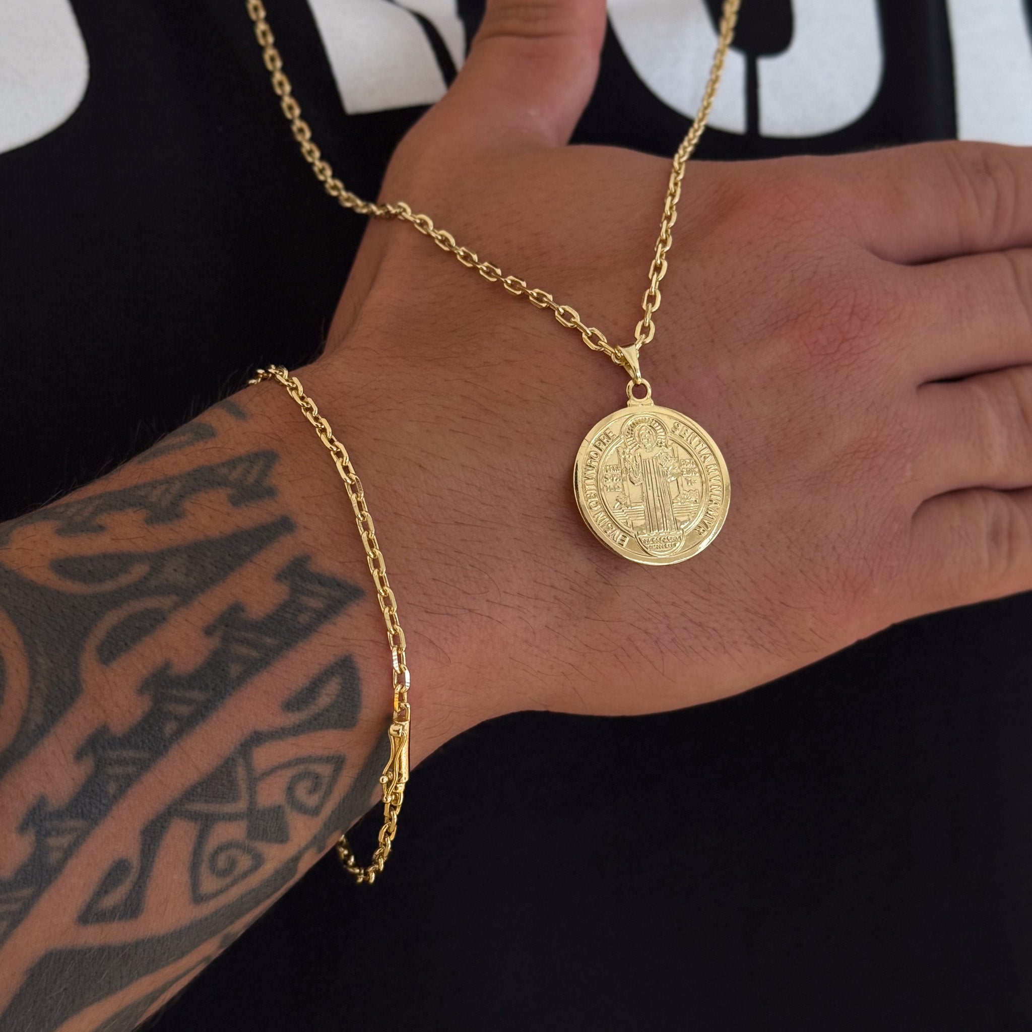 Colar Medalha De São Bento - Corrente e Pulseira Cadeado 2mm Banhado A Ouro 18k