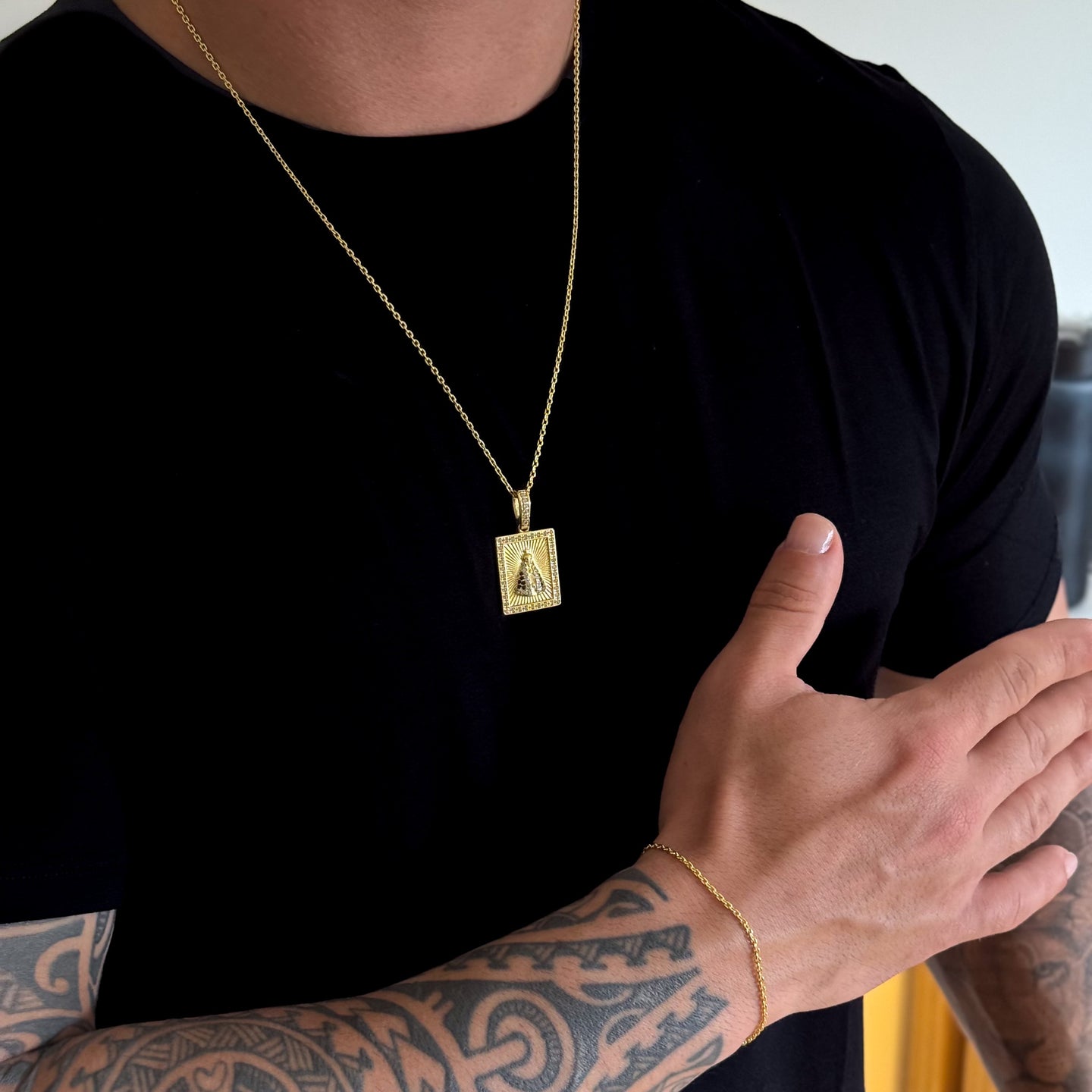 Colar Plaquinha N. Sra. Aparecida Detalhado Cravejado P - Corrente e Pulseira Cadeado Banhado A Ouro 18k