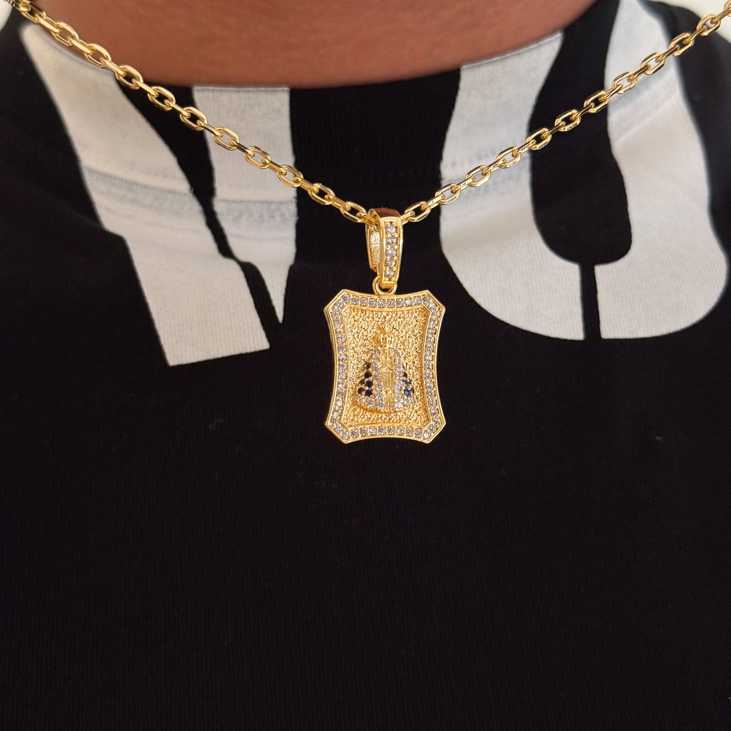Colar Plaquinha N. Sra. Aparecida Curvado Cravejado P - Corrente e Pulseira Cadeado 2mm Banhado A Ouro 18k