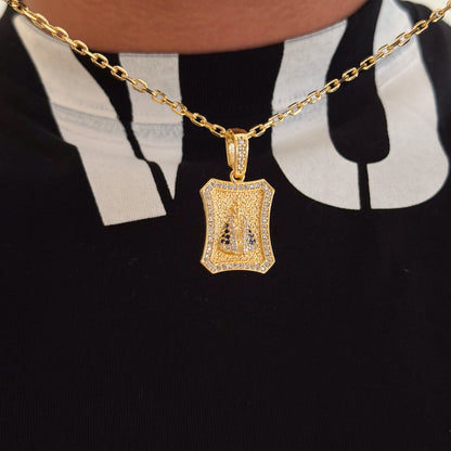 Colar Plaquinha N. Sra. Aparecida Curvado Cravejado P - Corrente e Pulseira Cadeado 2mm Banhado A Ouro 18k