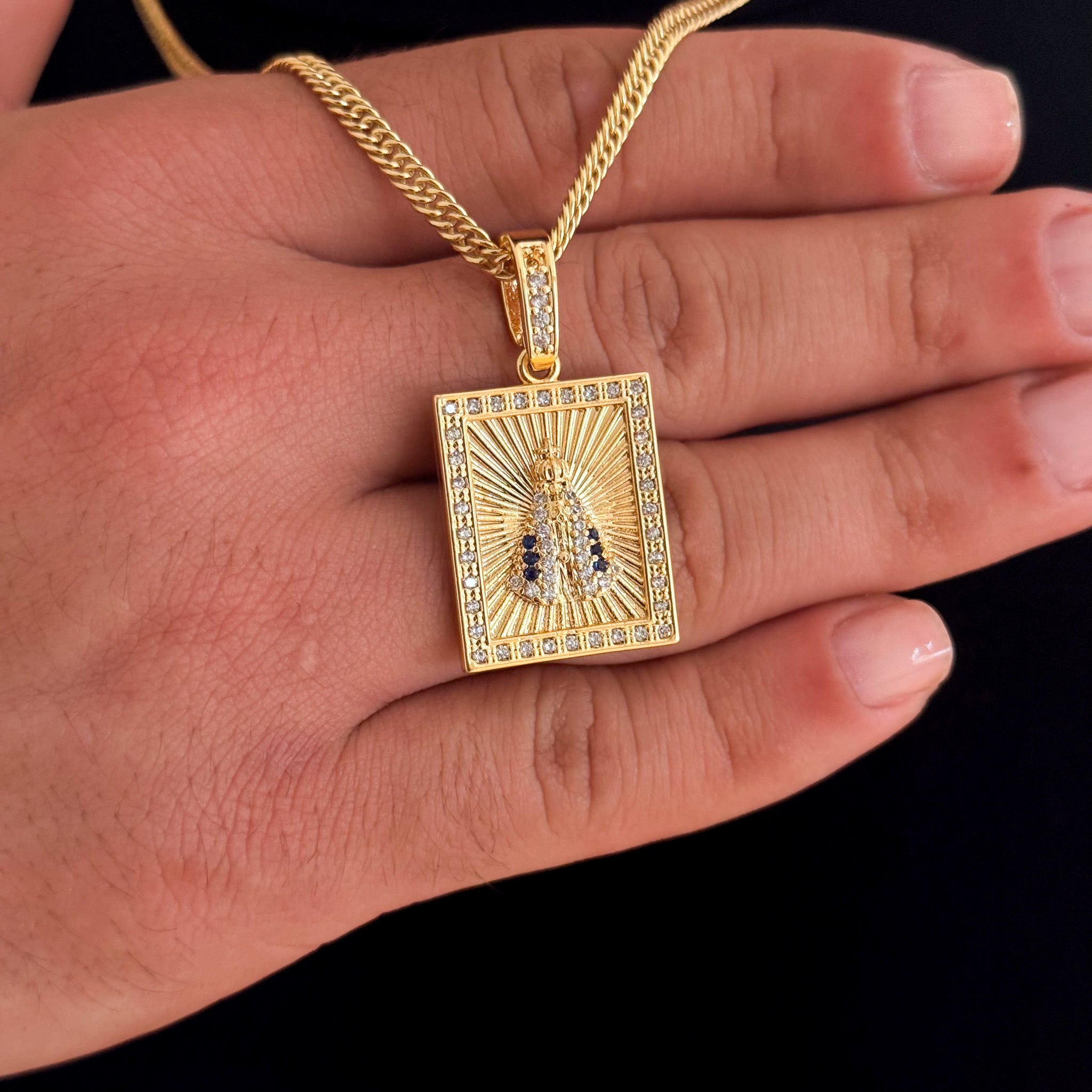 Colar Plaquinha N. Sra. Aparecida Detalhado Cravejado P - Corrente Lacraia Banhado A Ouro 18k