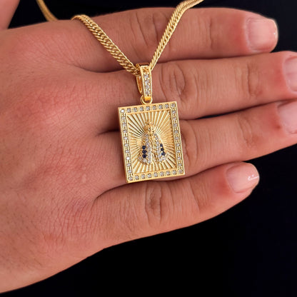 Colar Plaquinha N. Sra. Aparecida Detalhado Cravejado P - Corrente Lacraia Banhado A Ouro 18k