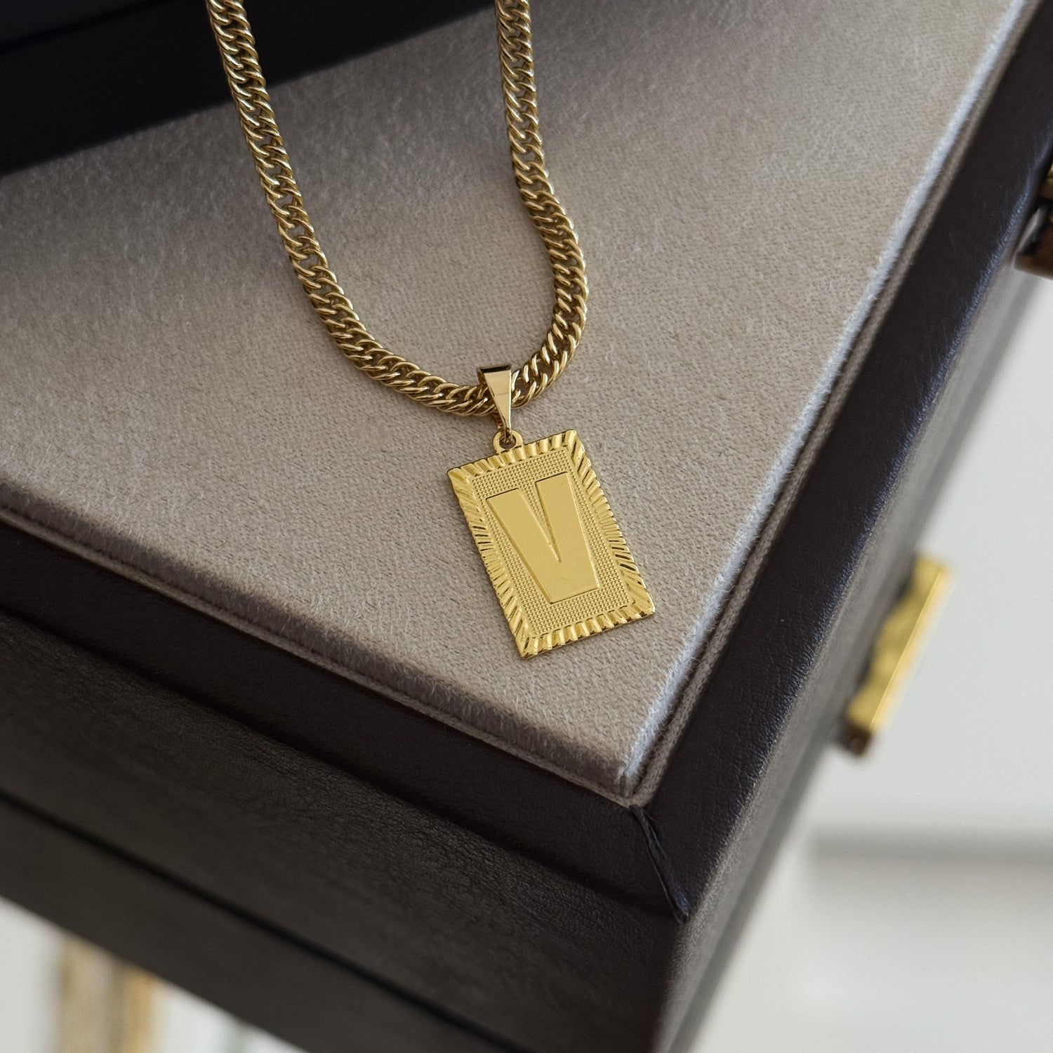 Colar Plaquinha De Letra - Corrente Lacraia 3mm Banhado A Ouro 18k