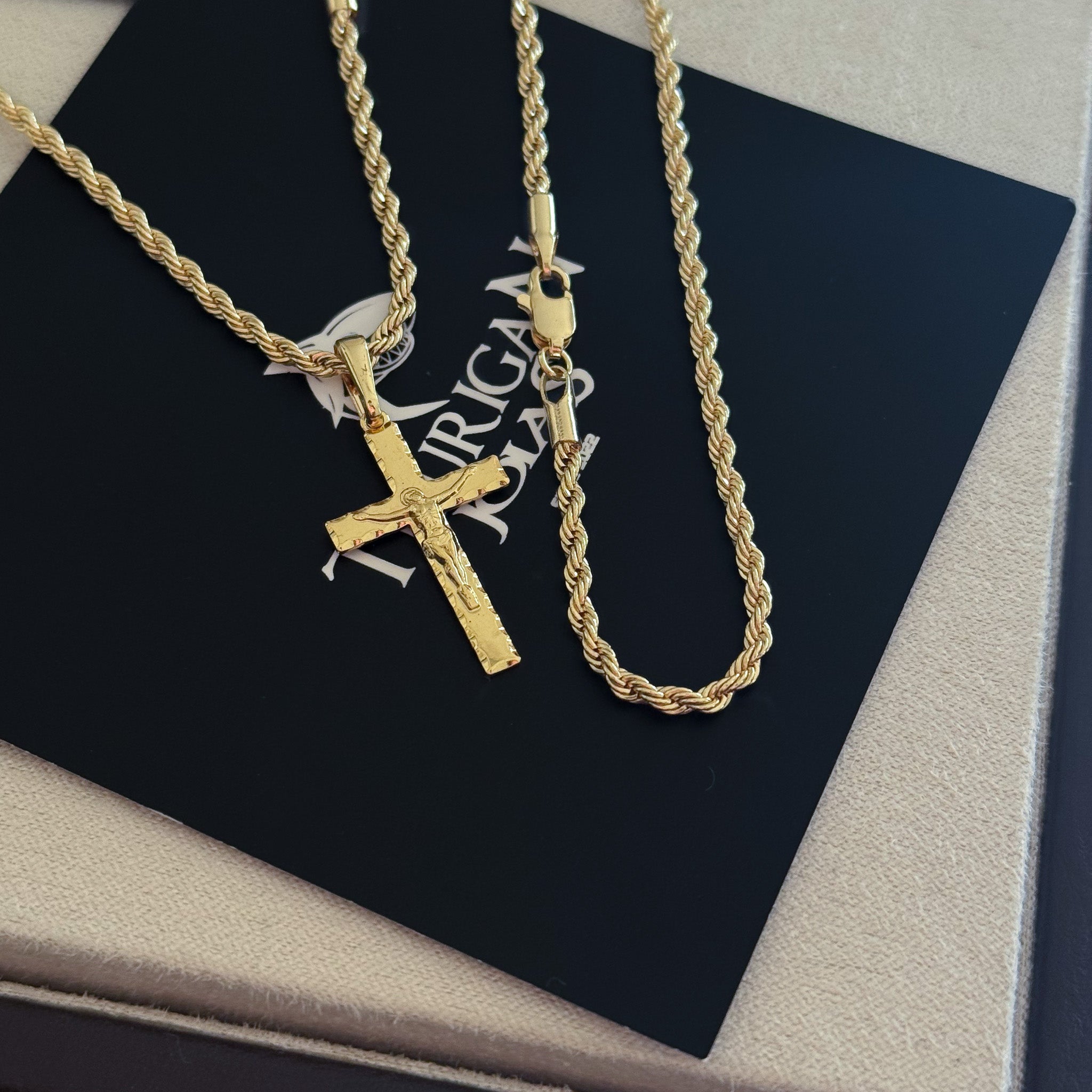 Colar Crucifixo Jesus Na Cruz 3D - Corrente e Pulseira Baiana Banhado A Ouro 18k