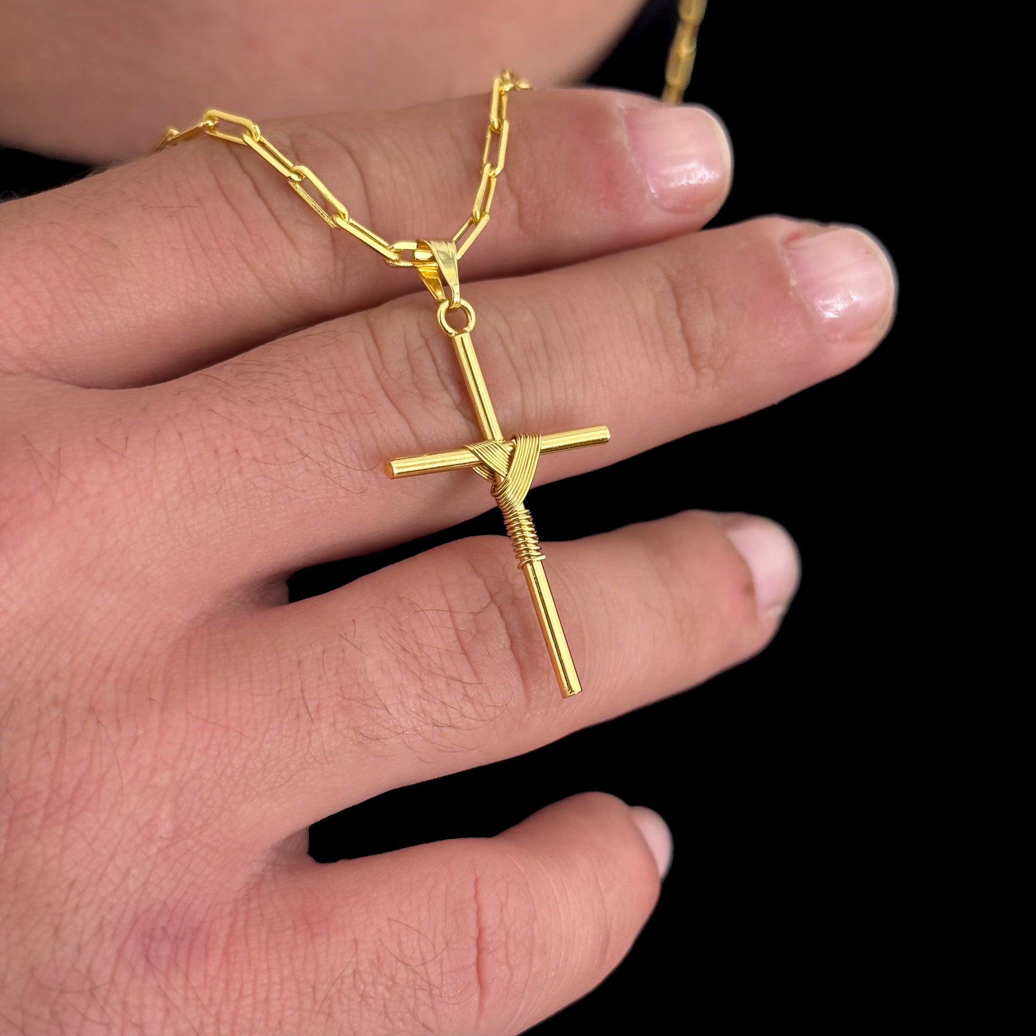 Colar Crucifixo Palito M - Corrente Cadeado Alongado Banhado A Ouro 18k