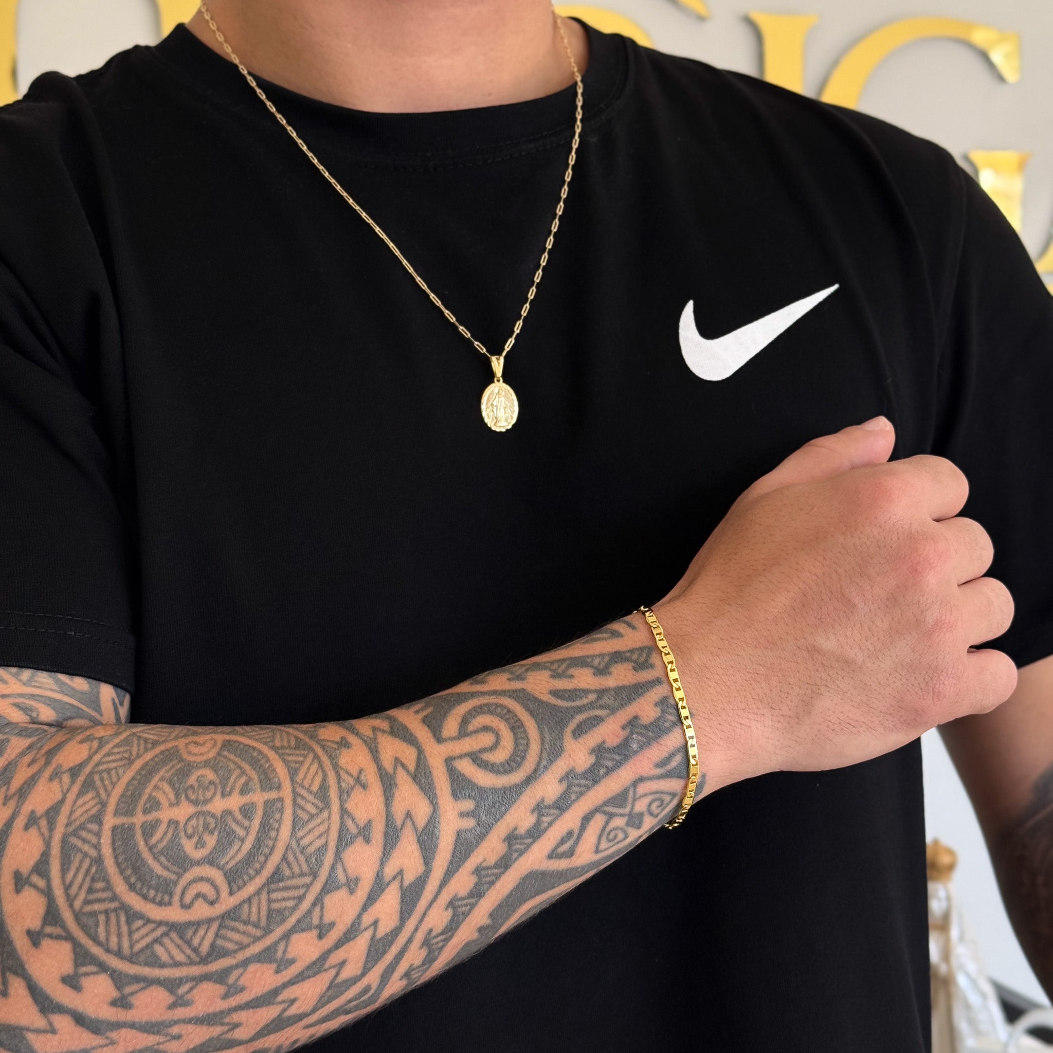 Colar Plaquinha Oval N. Sra. Das Graças - Corrente Cadeado Alongado e Pulseira Piastrine Banhado A Ouro 18k