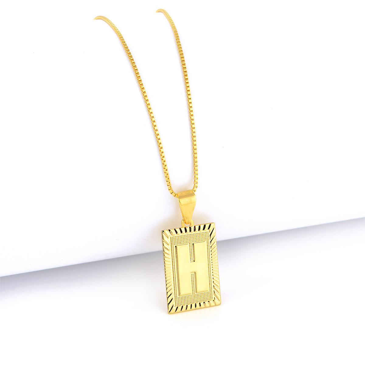Pingente Plaquinha de Letra 2x1,3cm Banhado A Ouro 18k