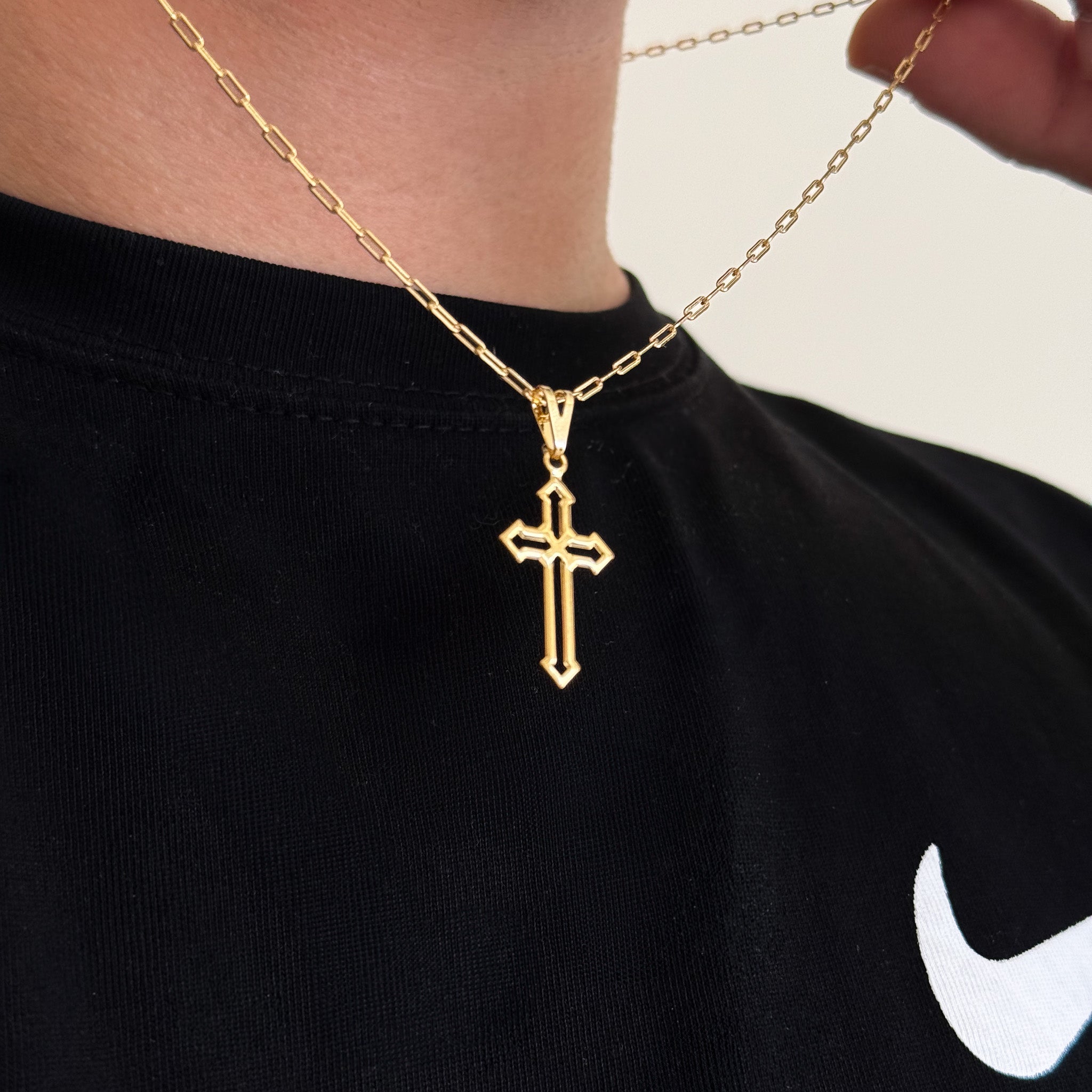 Colar Crucifixo Detalhado Vazado - Corrente Cadeado Alongado e Pulseira Piastrine Banhado A Ouro 18k