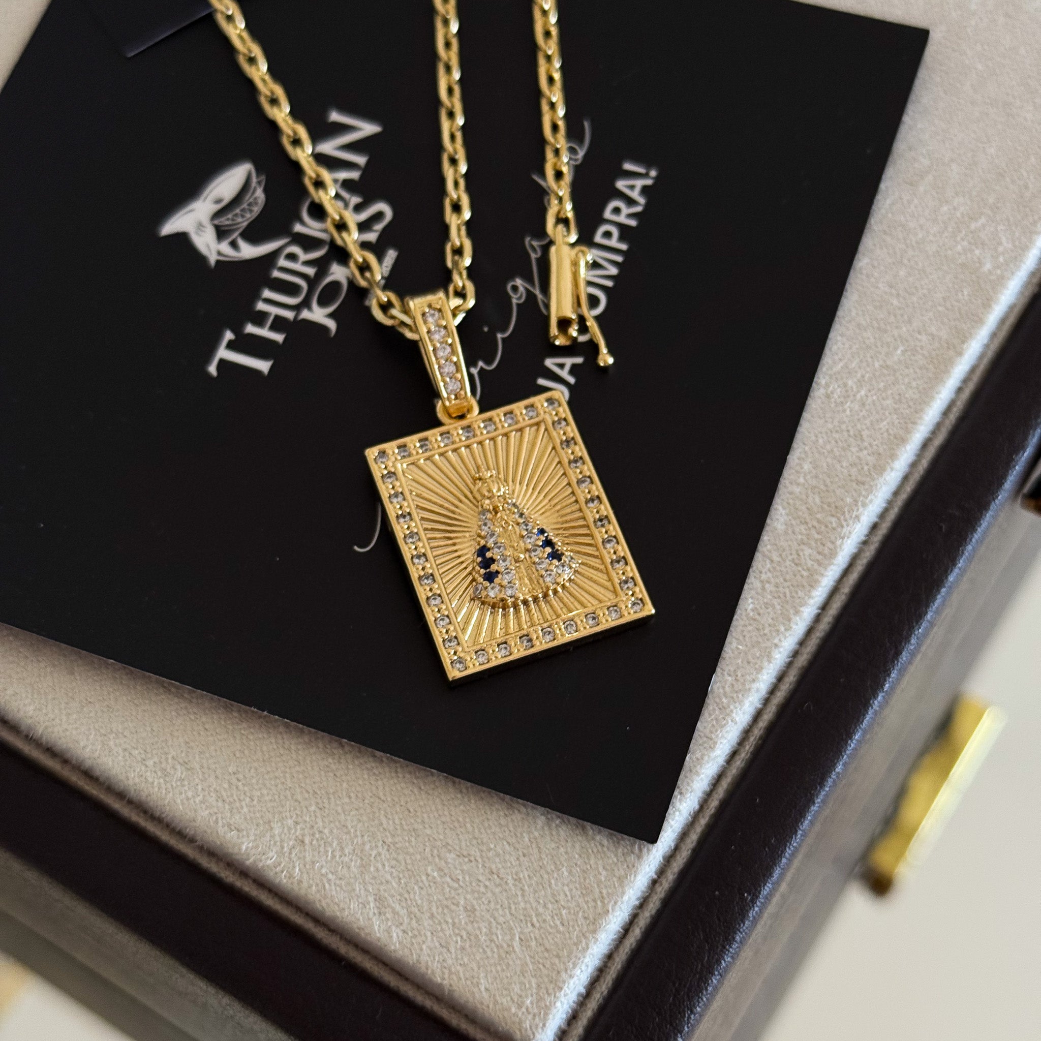 Colar Plaquinha N. Sra. Aparecida Detalhado Cravejado P - Corrente e Pulseira Cadeado 2mm Banhado A Ouro 18k
