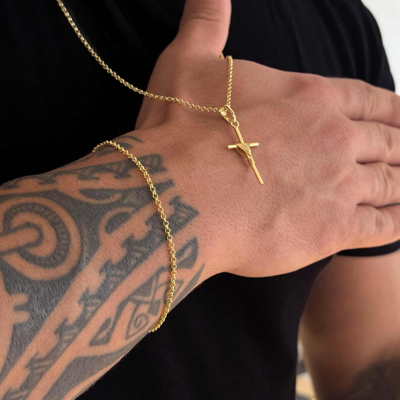 Colar Crucifixo Palito P - Corrente e Pulseira Elo Português Banhado A Ouro 18k