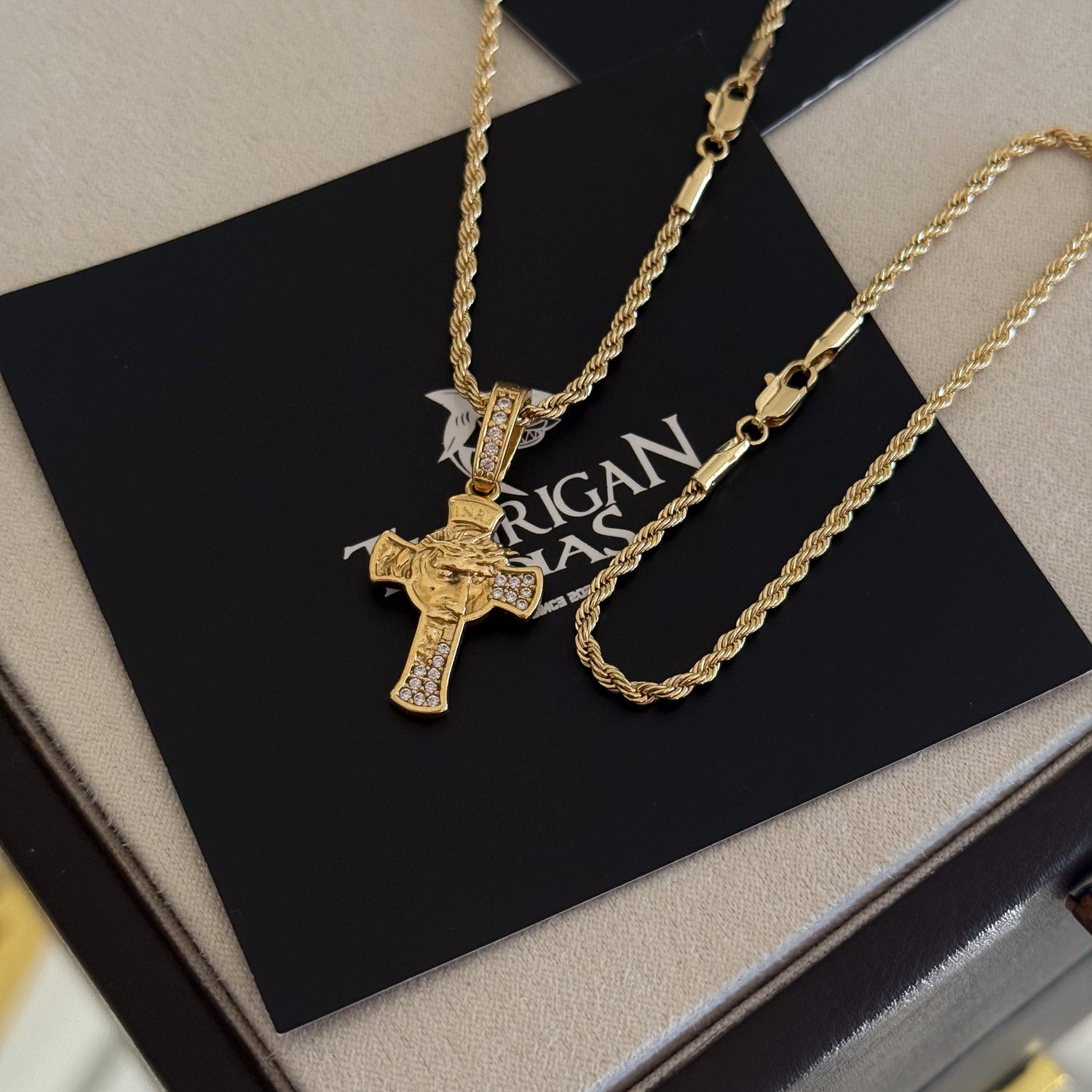 Colar Crucifixo Face De Cristo Detalhado Cravejado P - Corrente e Pulseira Baiana Banhado A Ouro 18k