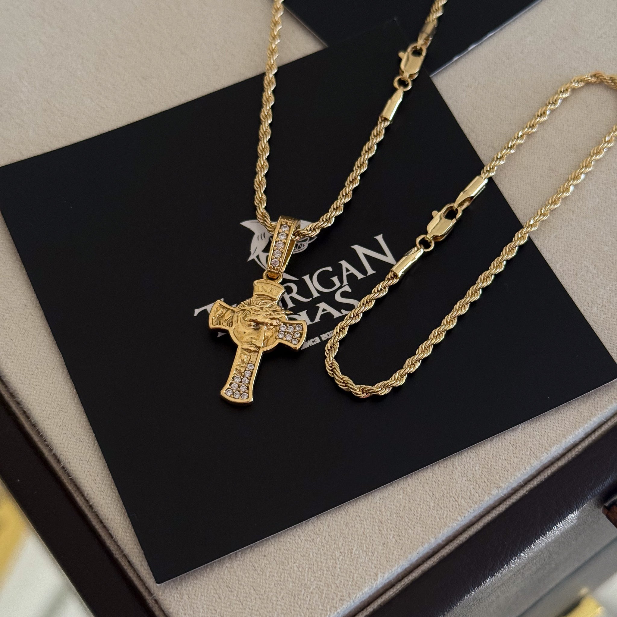 Colar Crucifixo Face De Cristo Detalhado Cravejado P - Corrente e Pulseira Baiana Banhado A Ouro 18k