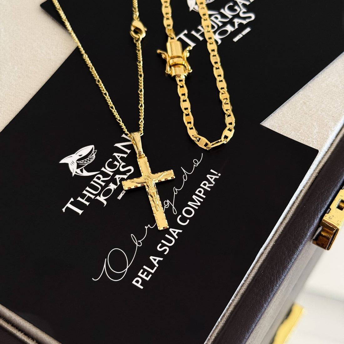 Colar Crucifixo Jesus Na Cruz 3D - Corrente 3 Por 1 Fígaro e Pulseira Piastrine Banhado A Ouro 18k