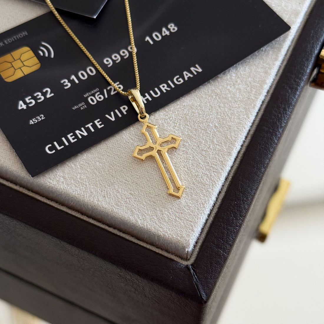 Pingente Crucifixo Detalhado Vazado 3x1,5cm Banhado A Ouro 18k