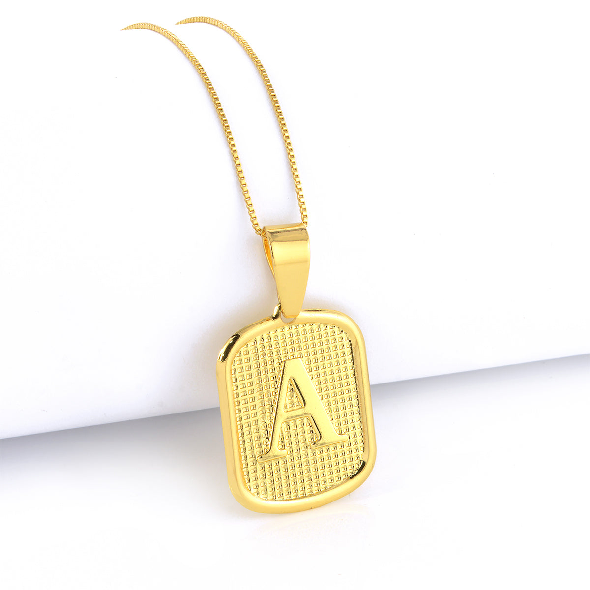 Pingente Plaquinha De Letra 3x2,2cm Banhado A Ouro 18k