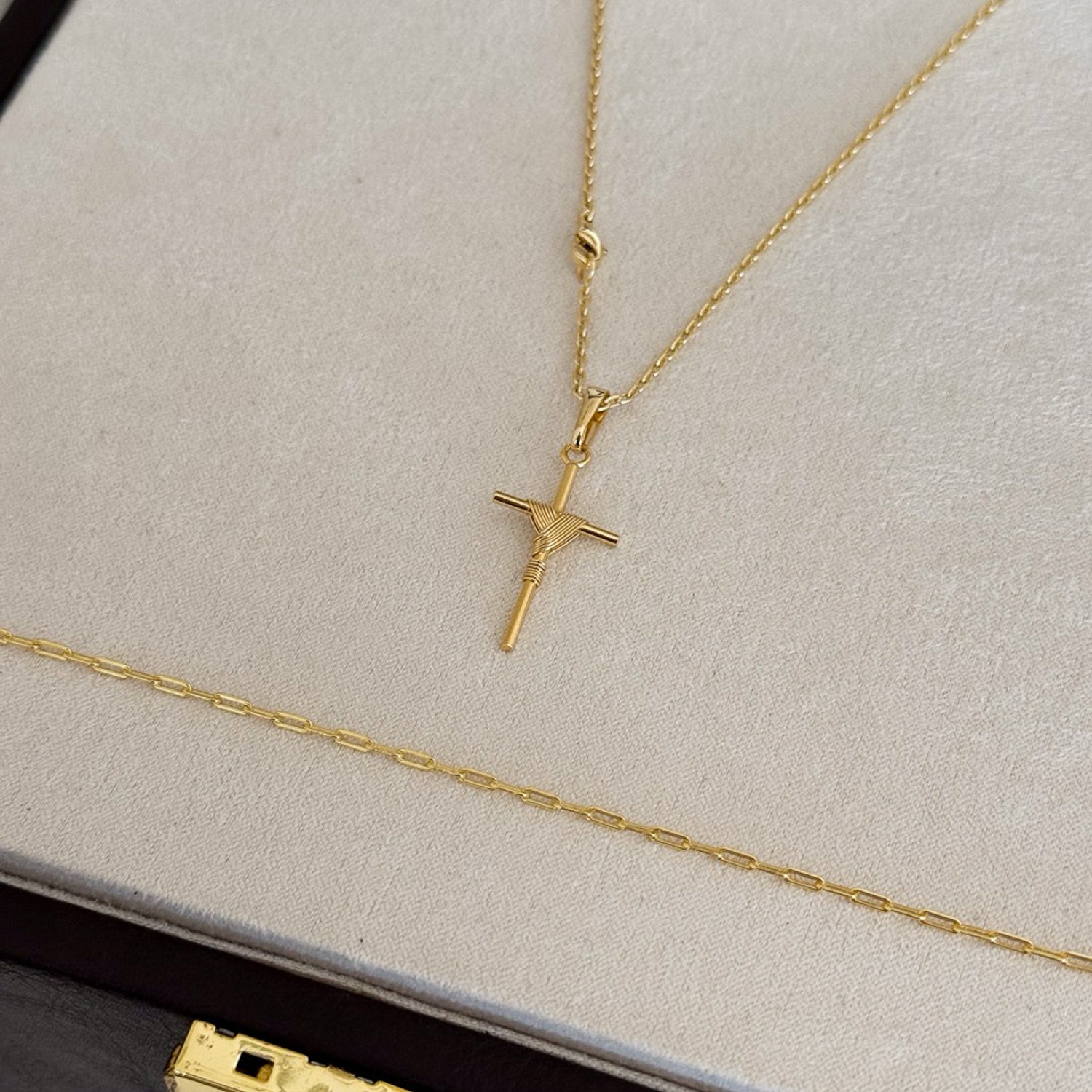 Colar Crucifixo Palito P - Corrente Cadeado e Pulseira Cadeado Alongado Banhado A Ouro 18k