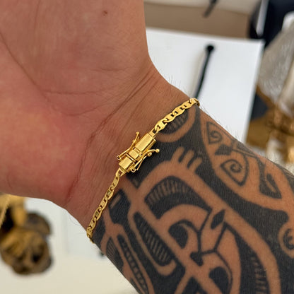 Colar Crucifixo Jesus Na Cruz 3D - Corrente 3 Por 1 Fígaro e Pulseira Piastrine Banhado A Ouro 18k