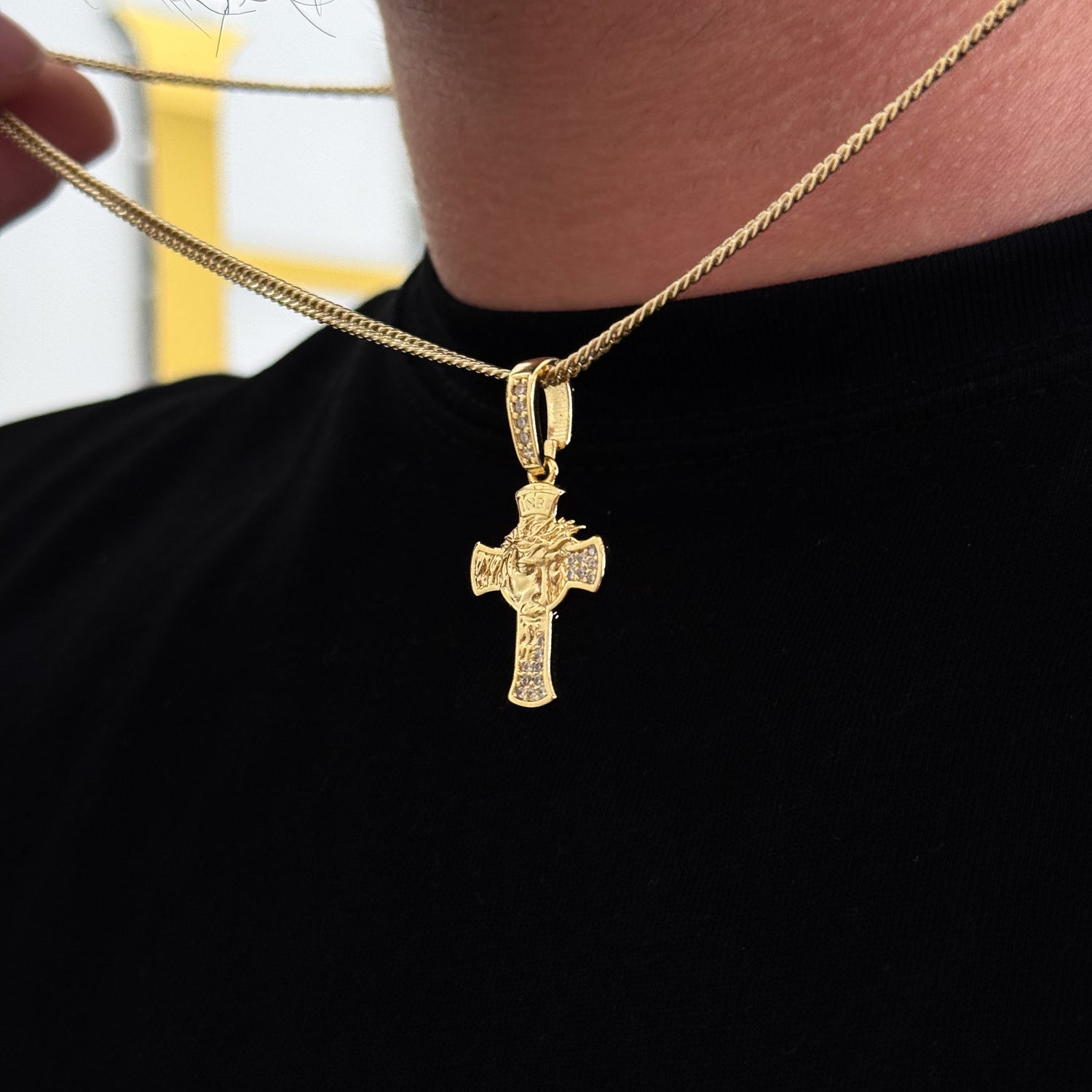Colar Crucifixo Face De Cristo Detalhado Cravejado P - Corrente Lacraia Banhado A Ouro 18k