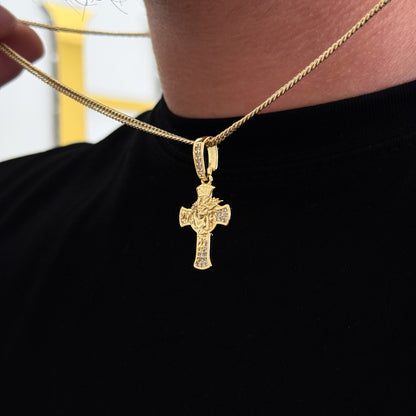 Colar Crucifixo Face De Cristo Detalhado Cravejado P - Corrente Lacraia Banhado A Ouro 18k