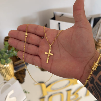 Colar Crucifixo Jesus Na Cruz 3D - Corrente 3 Por 1 Fígaro e Pulseira Piastrine Banhado A Ouro 18k