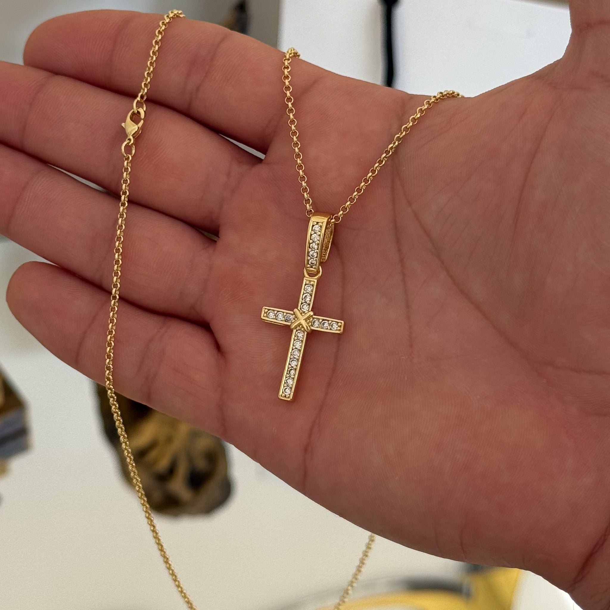 Colar Crucifixo Amarrado Cravejado - Corrente Elo Português e Pulseira Piastrine Banhado A Ouro 18k