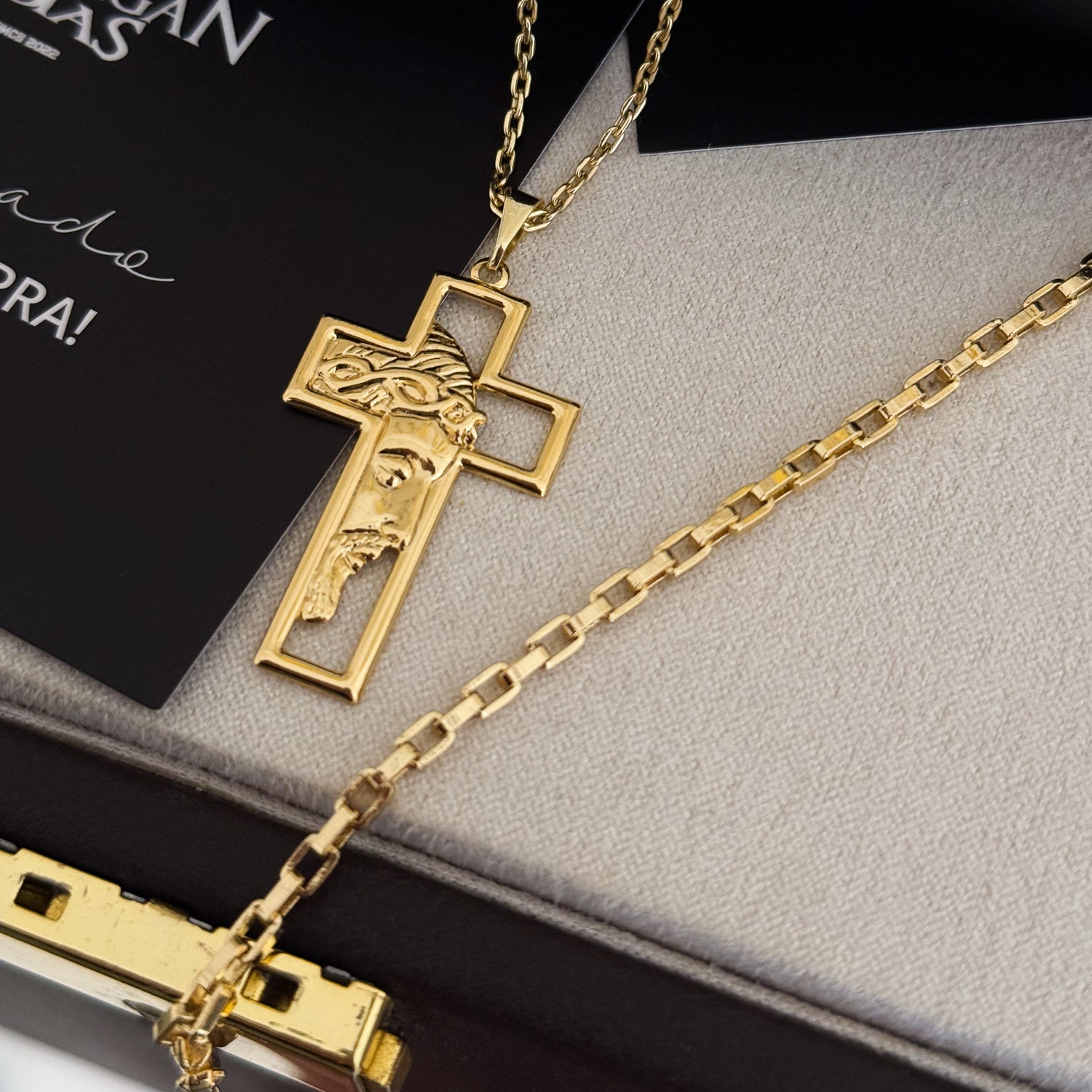 Colar Crucifixo Com Jesus Vazado - Corrente Cadeado e Pulseira Veneziana Banhado A Ouro 18k