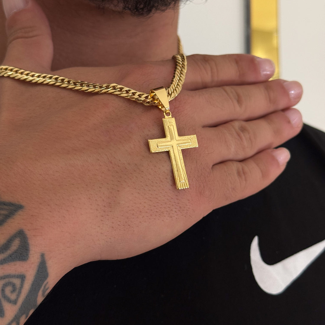 Colar Crucifixo Em Alto Relevo - Corrente Lacraia Banhado A Ouro 18k