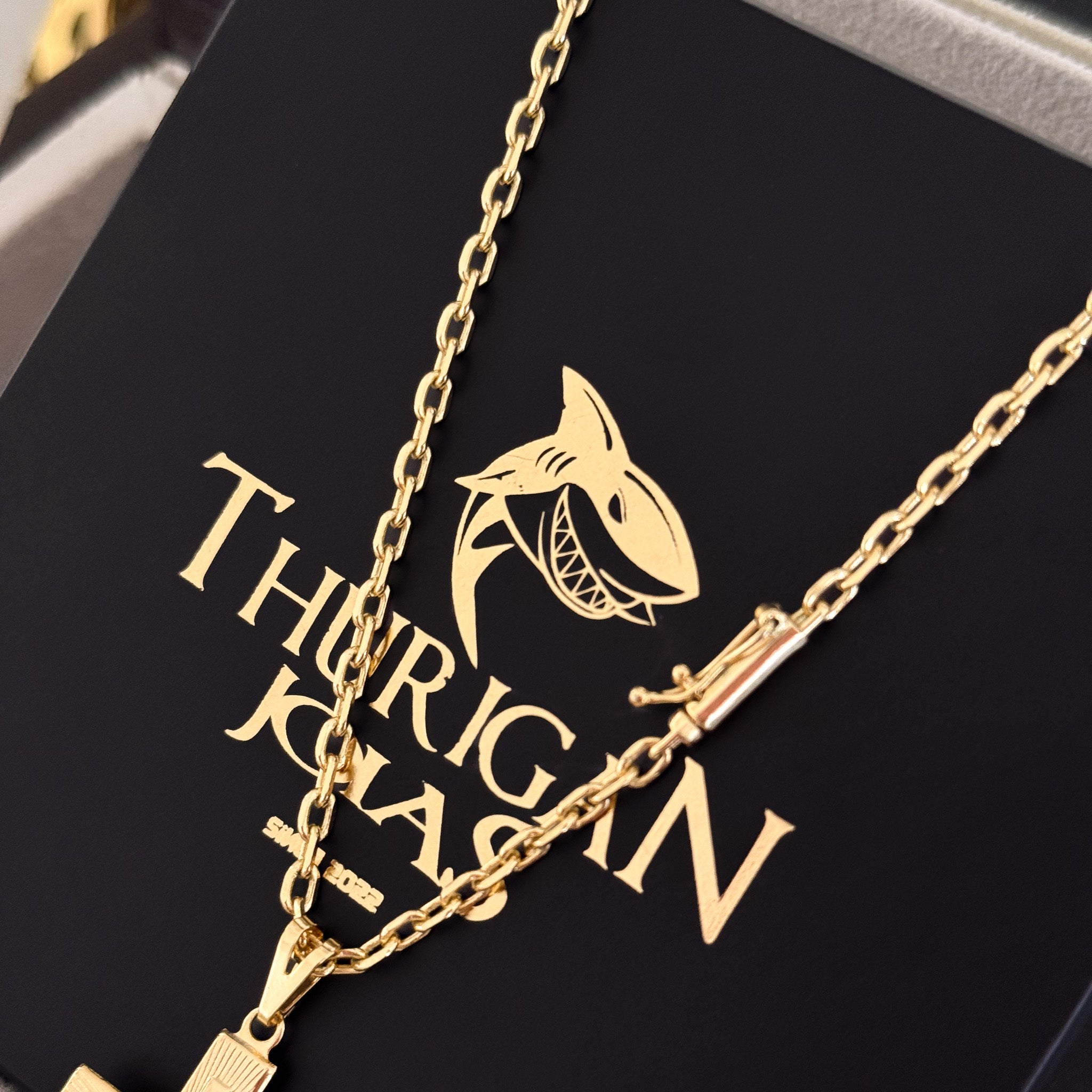 Colar Crucifixo Em Alto Relevo - Corrente e Pulseira Cadeado Banhado A Ouro 18k