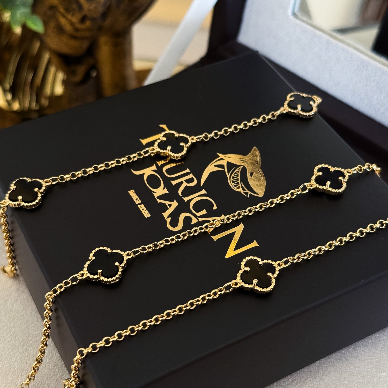 Kit Corrente e Pulseira Elo Português 2mm Trevo Ônix Banhado A Ouro 18k