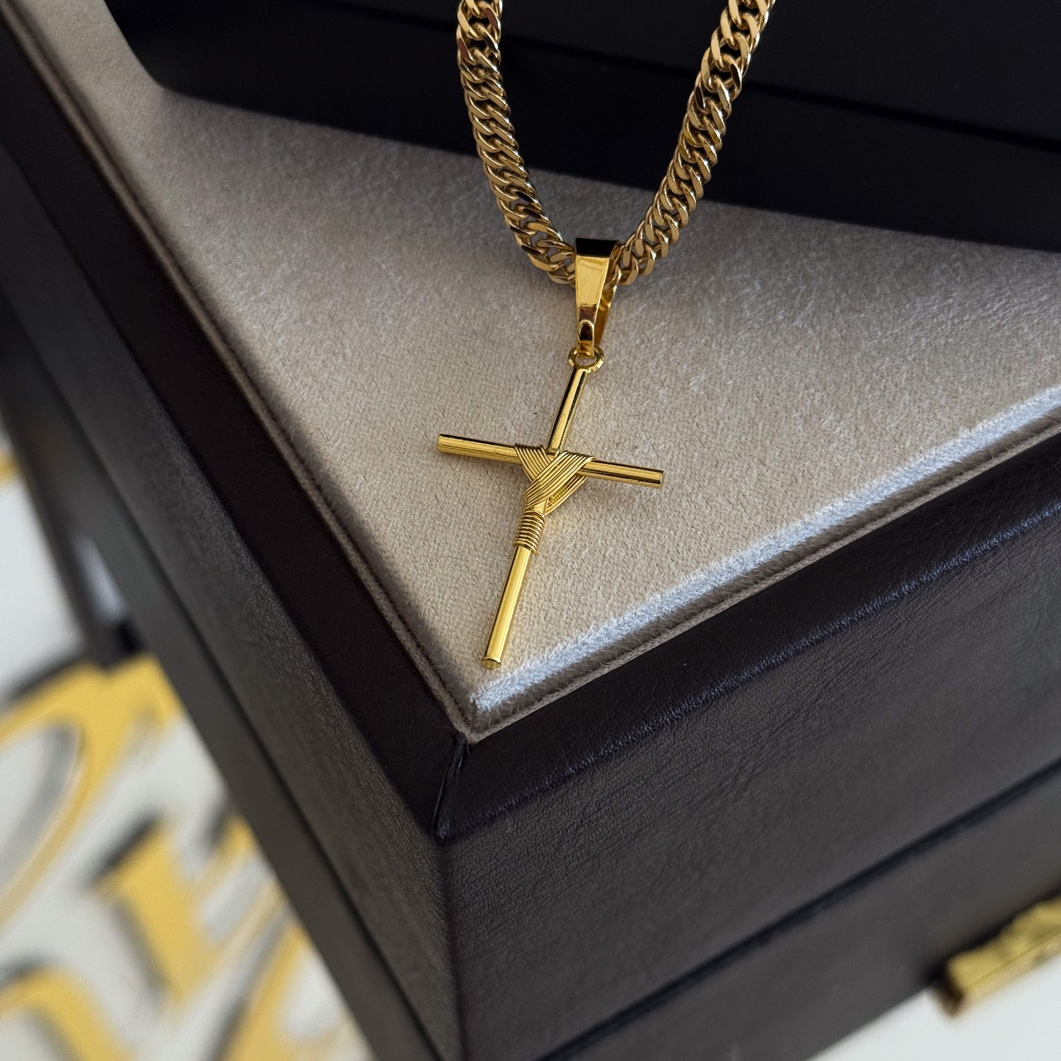 Colar Crucifixo Palito M - Corrente Lacraia 4mm Banhado A Ouro 18k