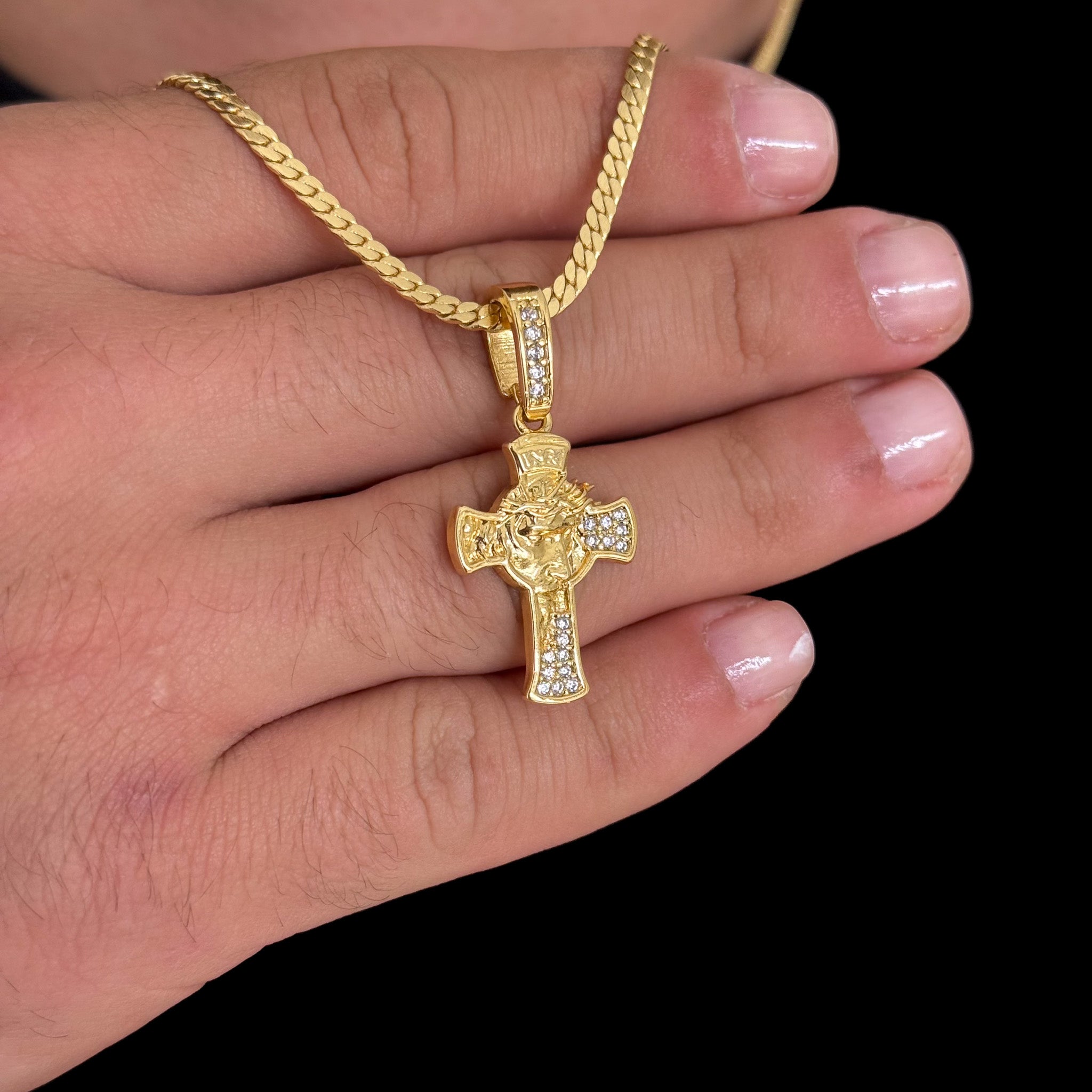 Colar Crucifixo Face De Cristo Detalhado Cravejado P - Corrente e Pulseira Grumet Flat Banhado A Ouro 18k