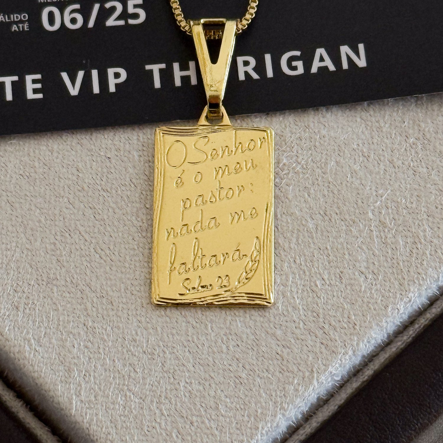 Pingente Plaquinha O Senhor É Meu Pastor Nada Me Faltará 2,5x1,5cm Banhado A Ouro 18k