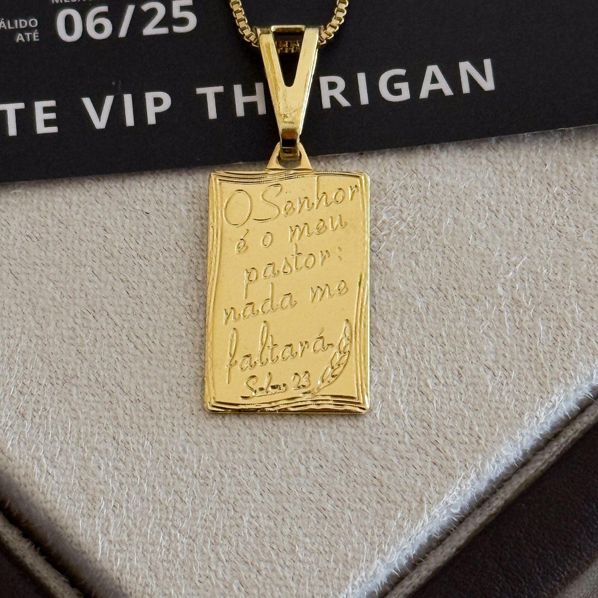 Pingente Plaquinha O Senhor É Meu Pastor Nada Me Faltará 2,5x1,5cm Banhado A Ouro 18k