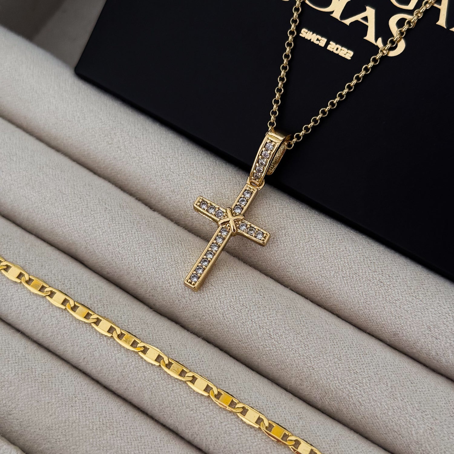 Colar Crucifixo Amarrado Cravejado - Corrente Elo Português e Pulseira Piastrine Banhado A Ouro 18k