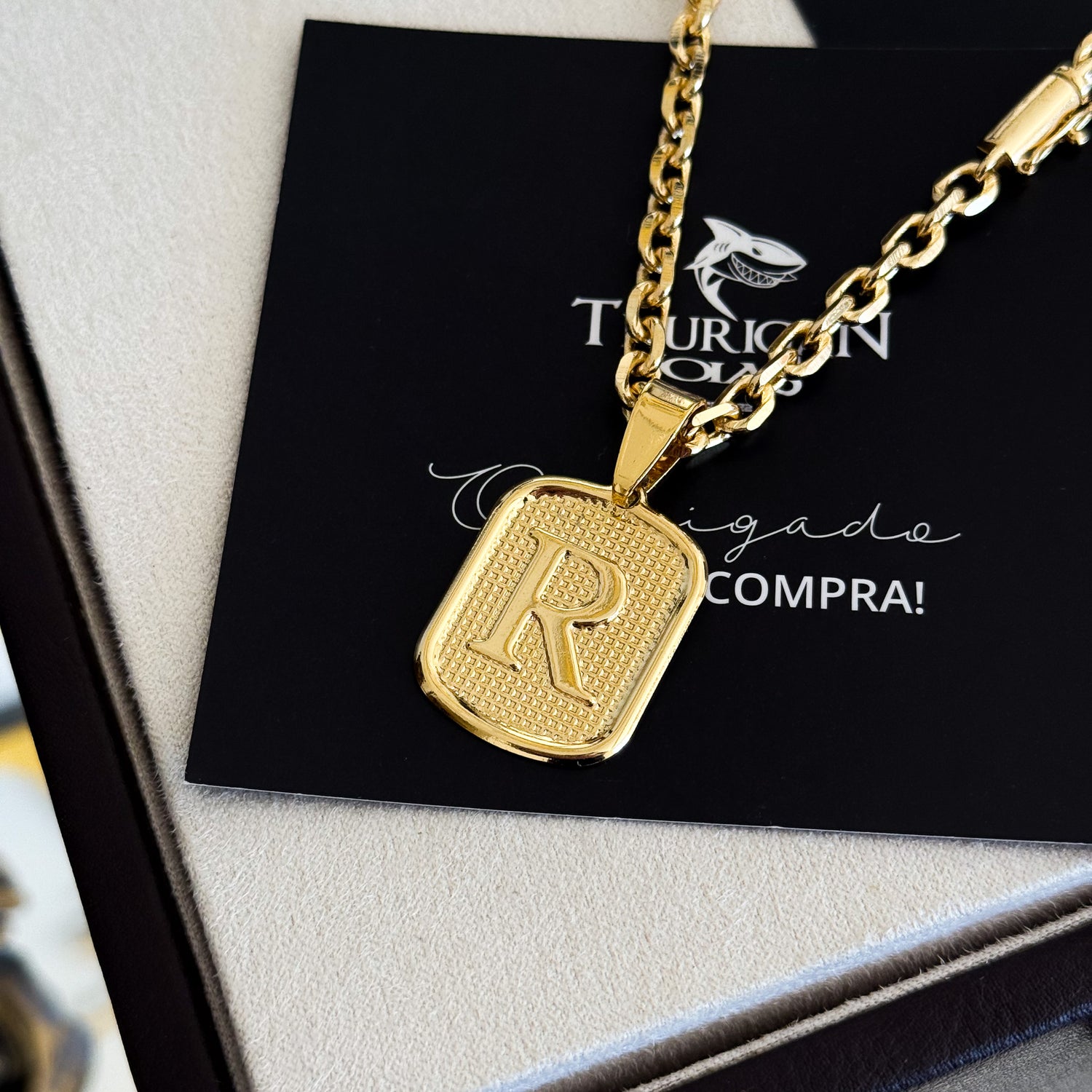 Colar Plaquinha De Letra - Corrente Cadeado Banhado A Ouro 18k