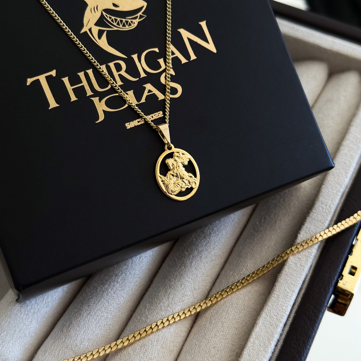 Colar Plaquinha Oval São Jorge Vazado - Corrente Grumet e Pulseira Grumet Flat Banhado A Ouro 18k