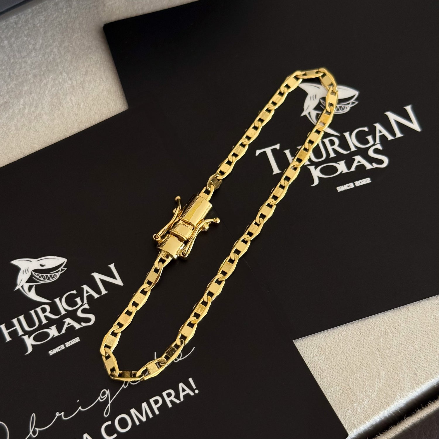 Colar Crucifixo Detalhado Vazado - Corrente Cadeado Alongado e Pulseira Piastrine Banhado A Ouro 18k