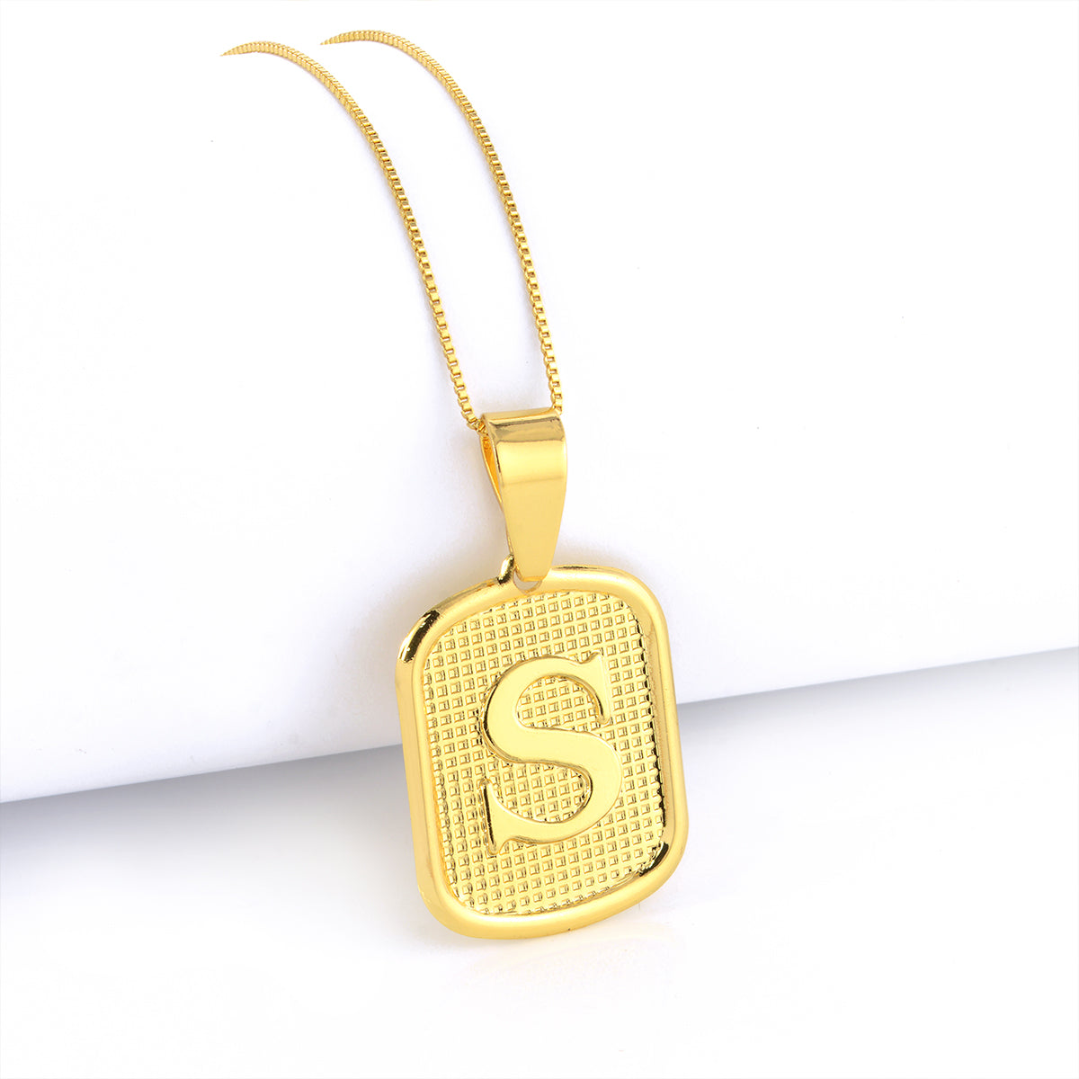 Pingente Plaquinha De Letra 3x2,2cm Banhado A Ouro 18k