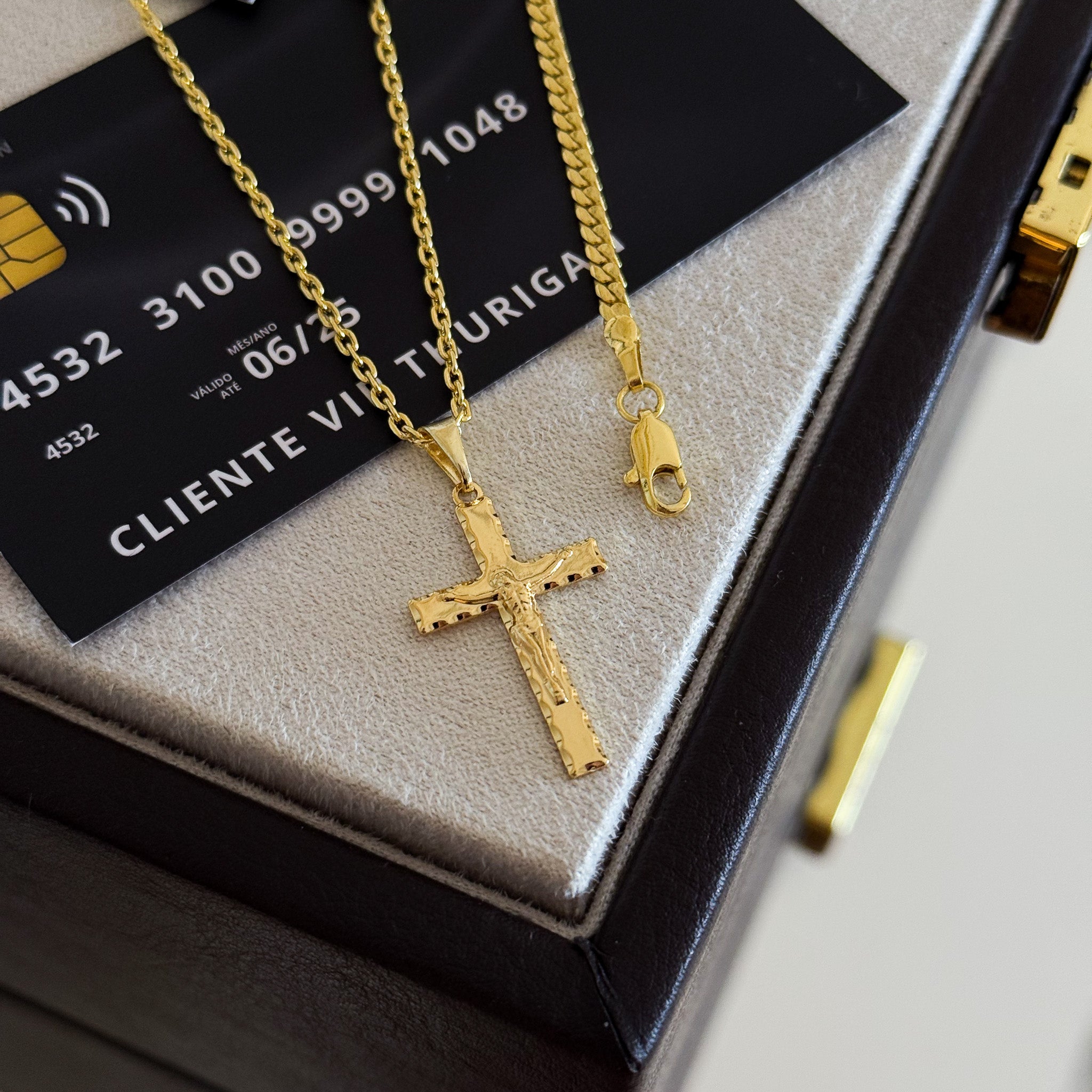 Colar Crucifixo Jesus Na Cruz - Corrente Cadeado e Pulseira Grumet Flat Banhado A Ouro 18k
