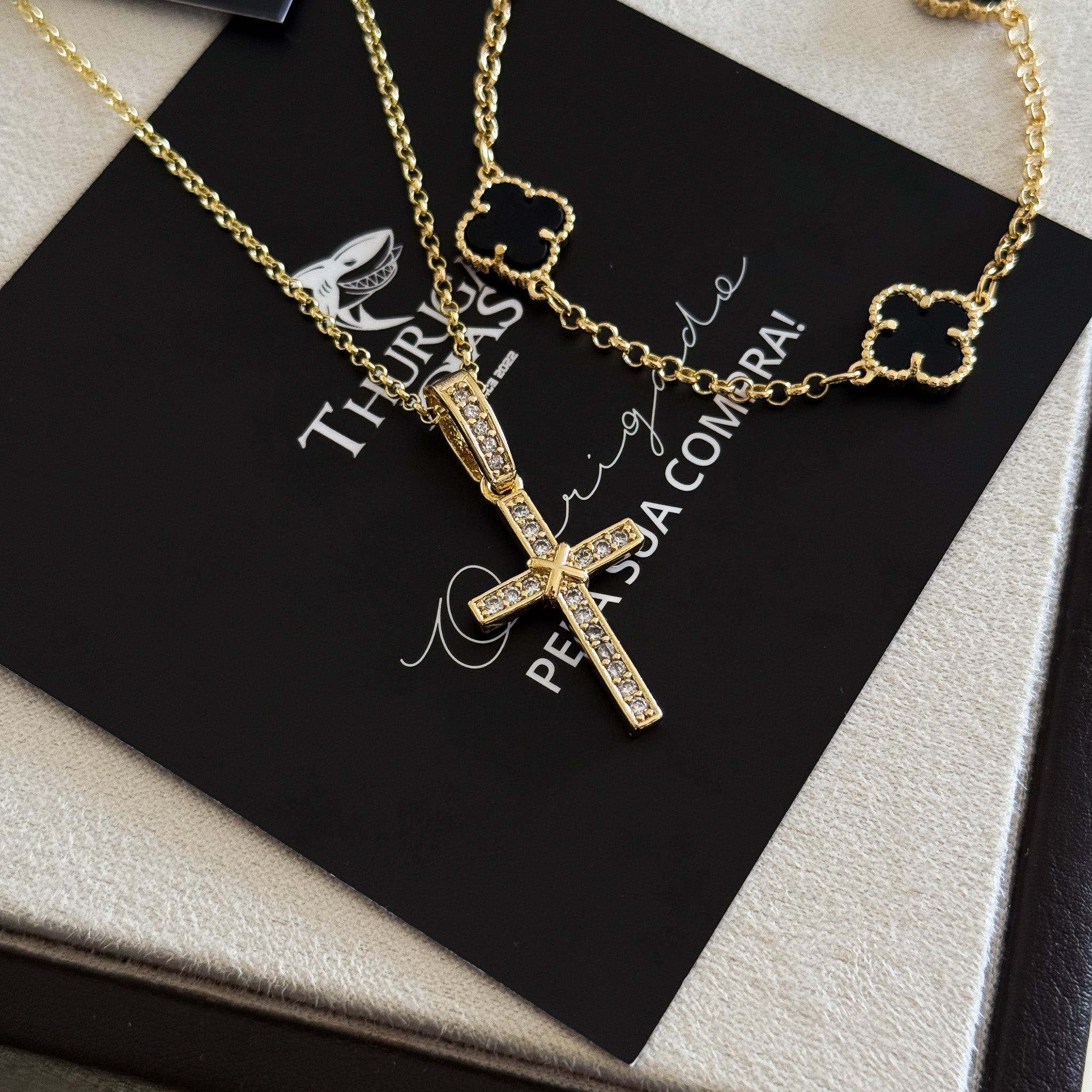 Colar Crucifixo Amarrado - Corrente Elo Português e Pulseira Elo Português Trevo Ônix Banhado A Ouro 18k