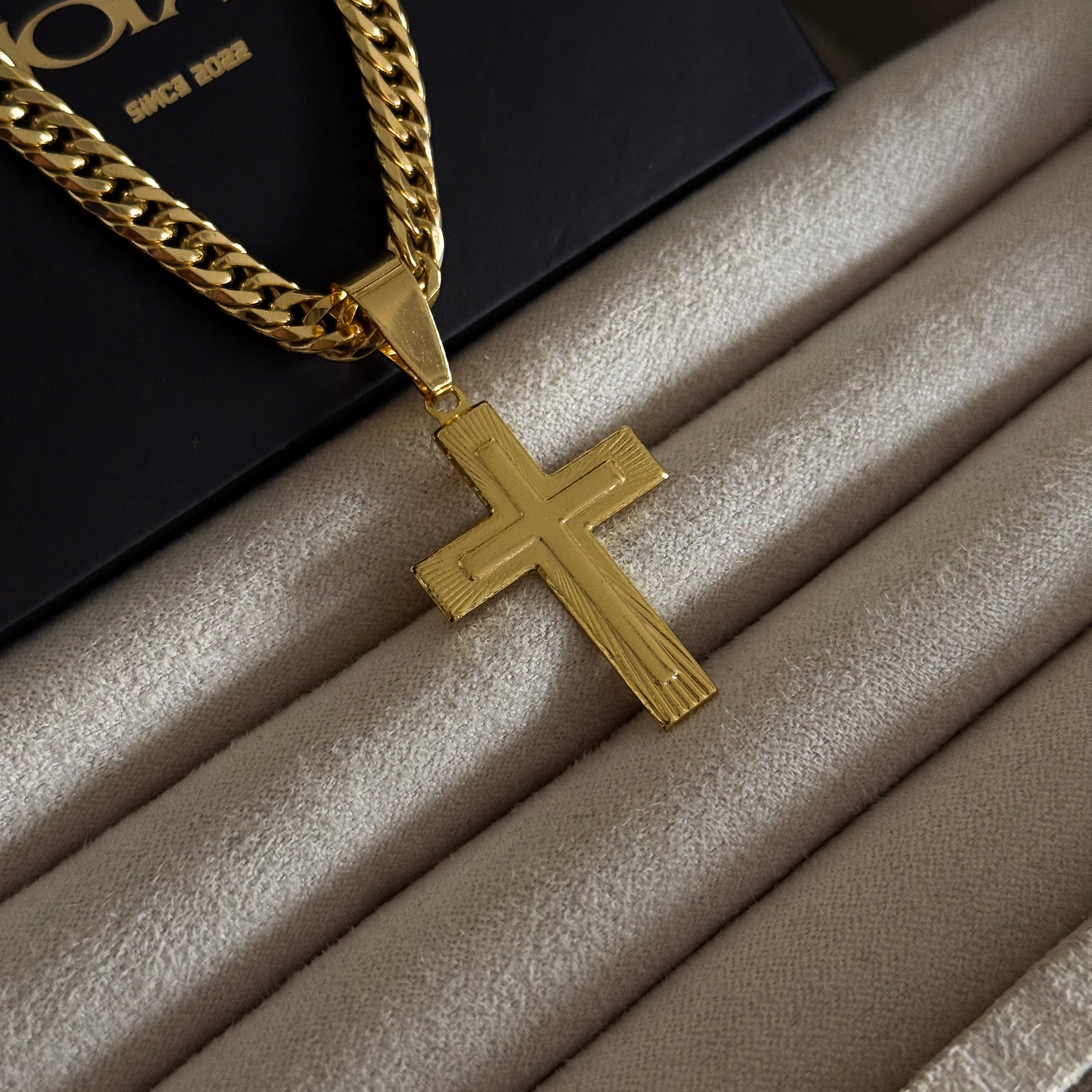 Colar Crucifixo Em Alto Relevo - Corrente Lacraia Banhado A Ouro 18k