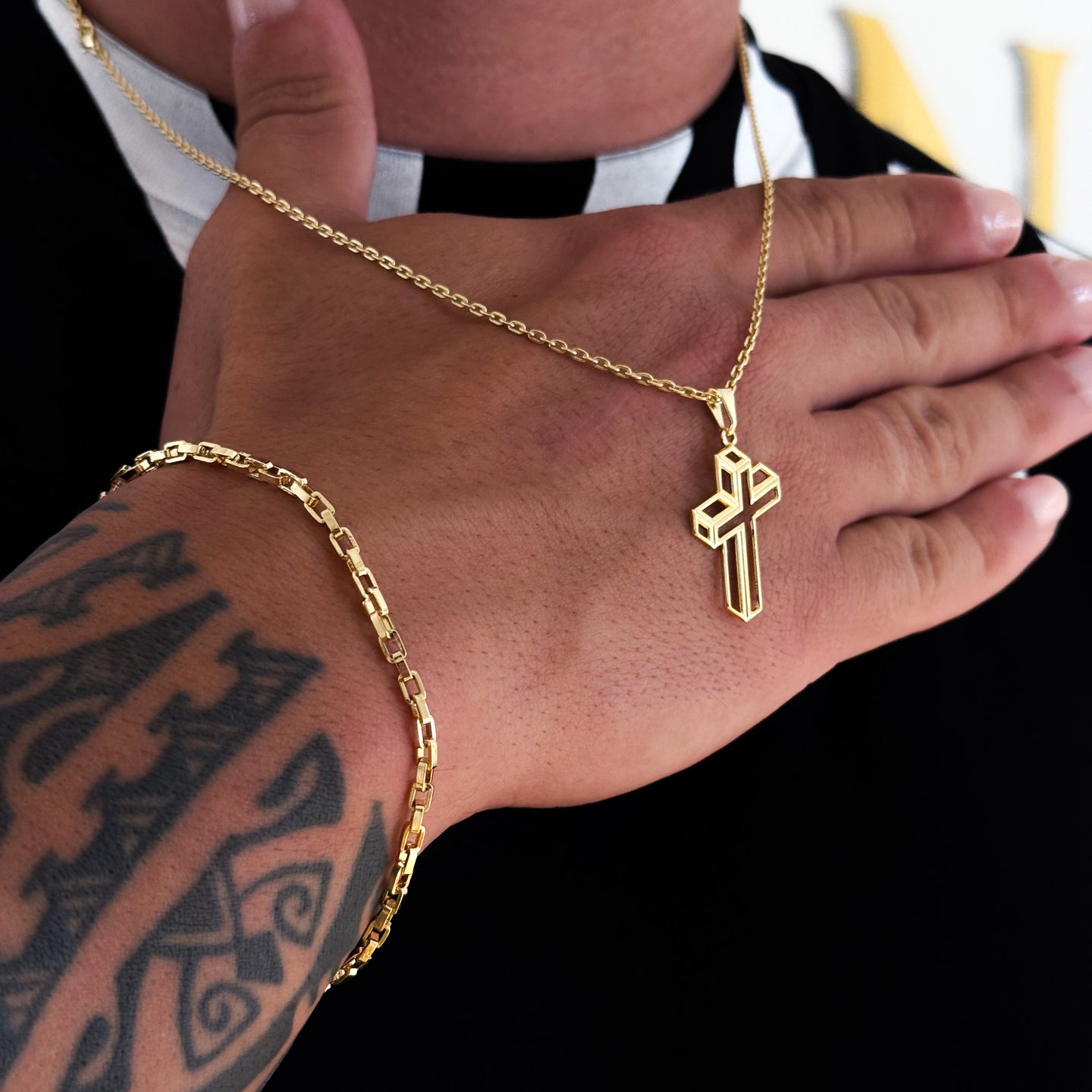 Colar Crucifixo 3D - Corrente Cadeado e Pulseira Veneziana Banhado A Ouro 18k