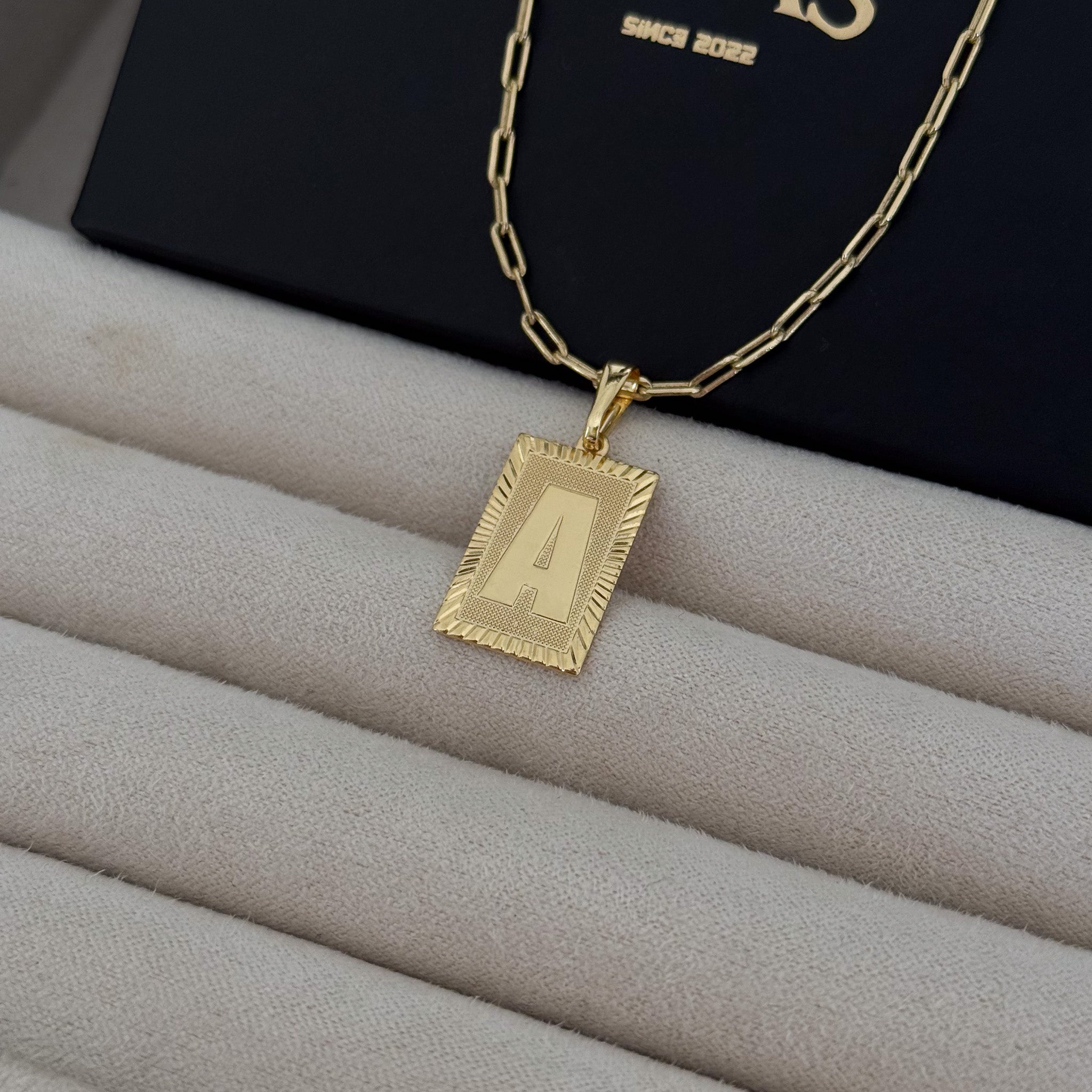 Colar Plaquinha De Letra - Corrente Cadeado Alongado Banhado A Ouro 18k