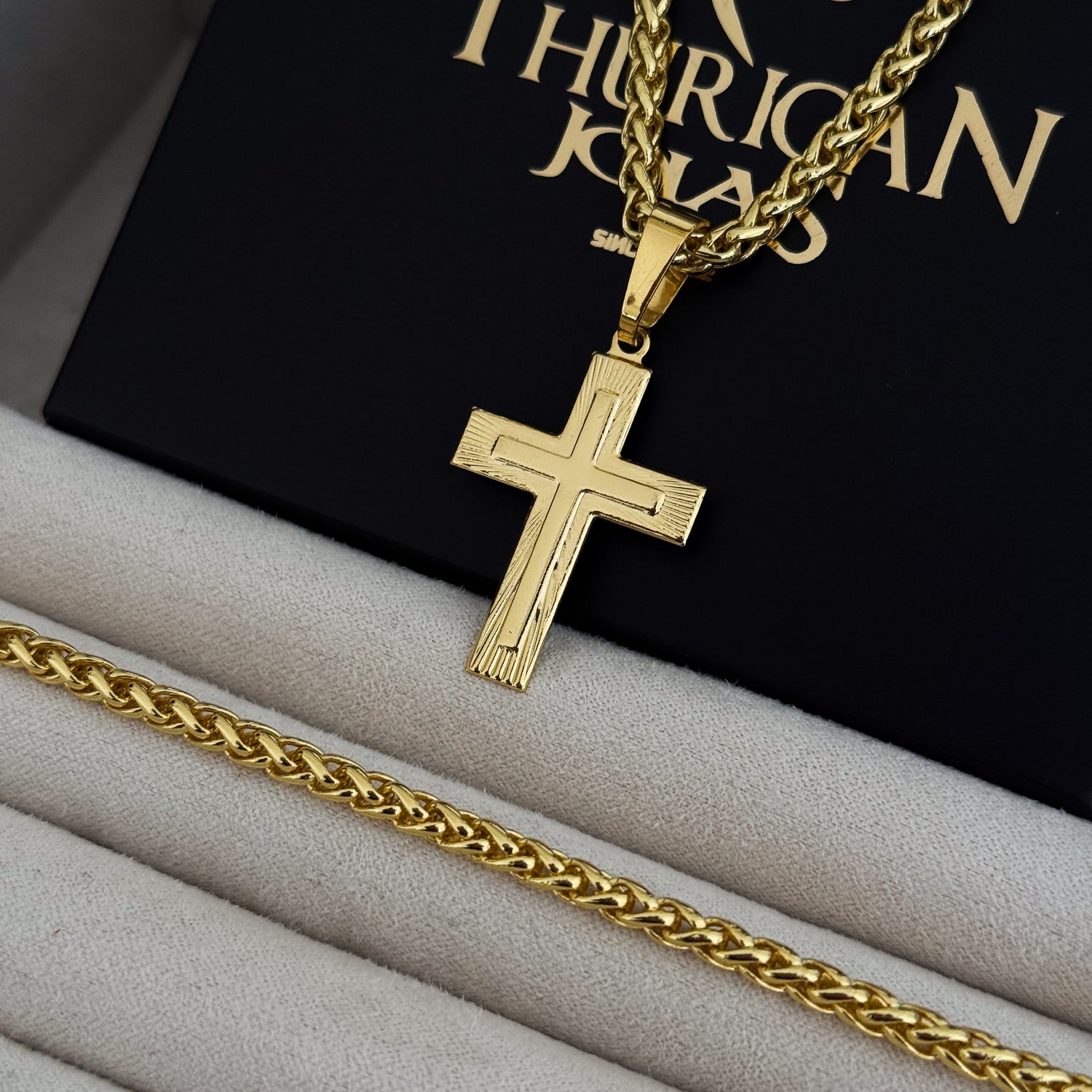 Colar Crucifixo Em Alto Relevo - Corrente e Pulseira Palmeira Banhado A Ouro 18k