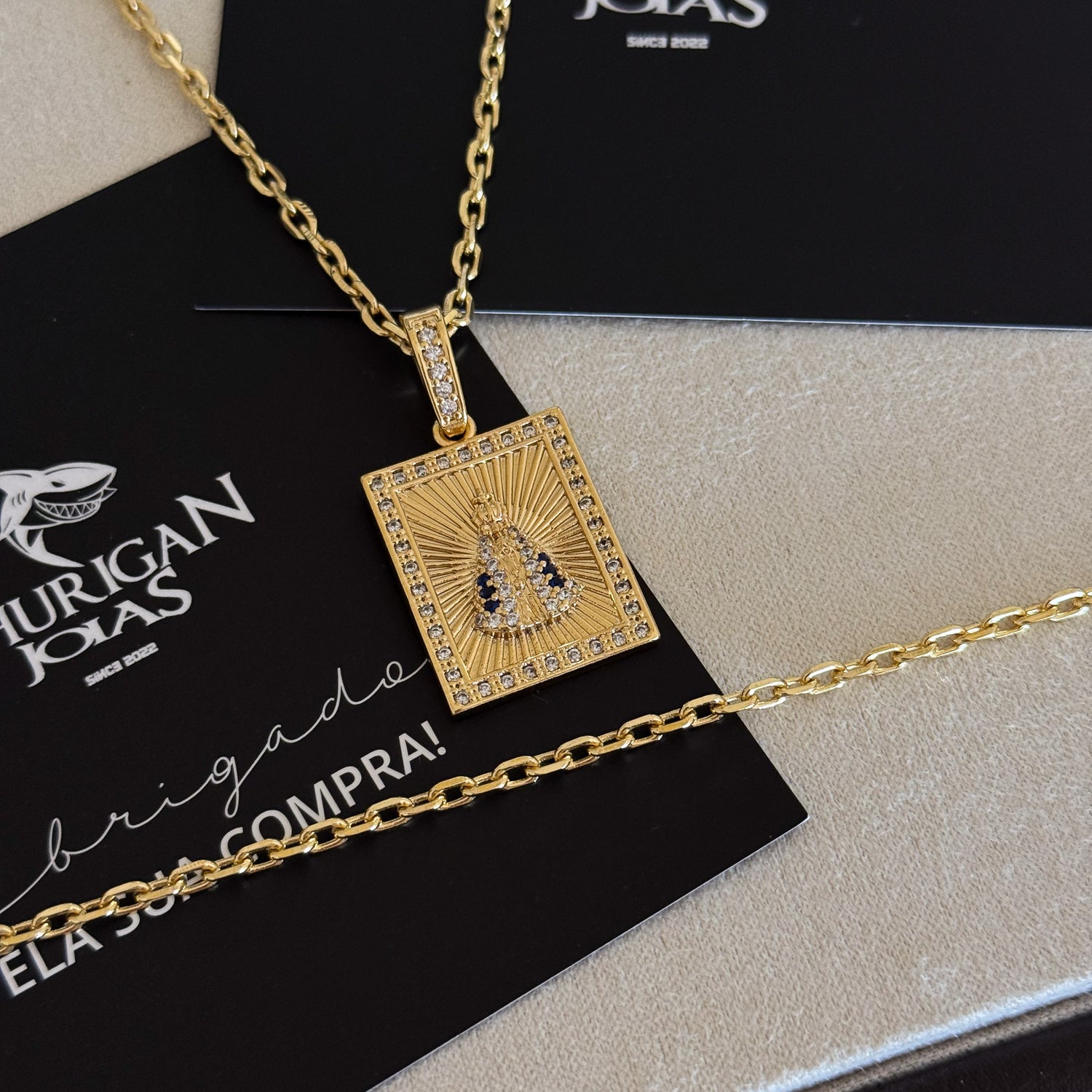Colar Plaquinha N. Sra. Aparecida Detalhado Cravejado P - Corrente e Pulseira Cadeado 2mm Banhado A Ouro 18k