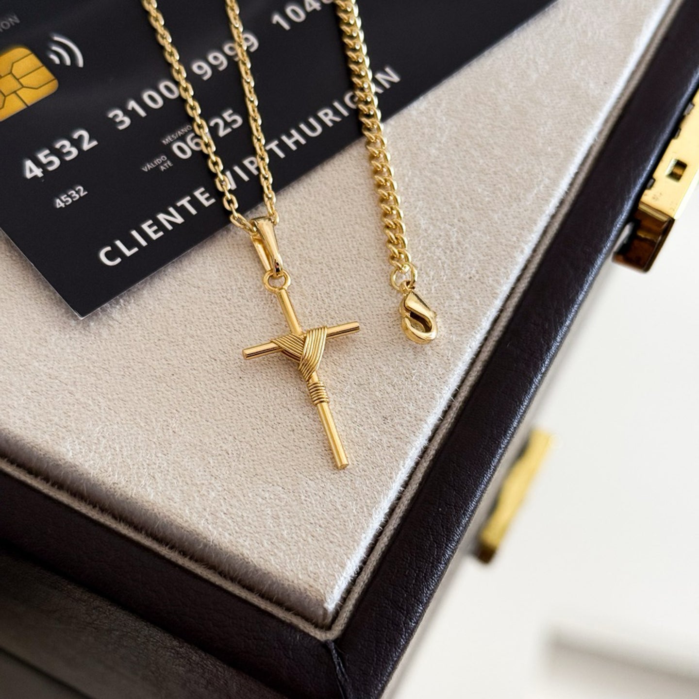 Colar Crucifixo Palito P - Corrente Cadeado e Pulseira Grumet Cuban Banhado A Ouro 18k