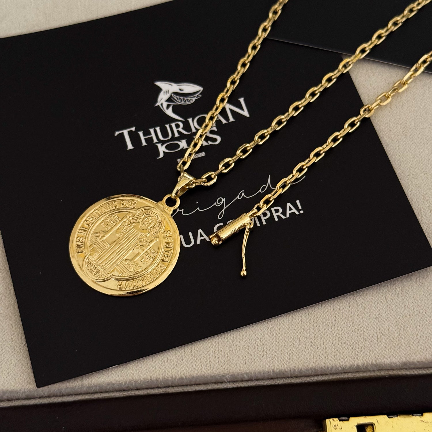 Colar Medalha De São Bento - Corrente e Pulseira Cadeado 2mm Banhado A Ouro 18k