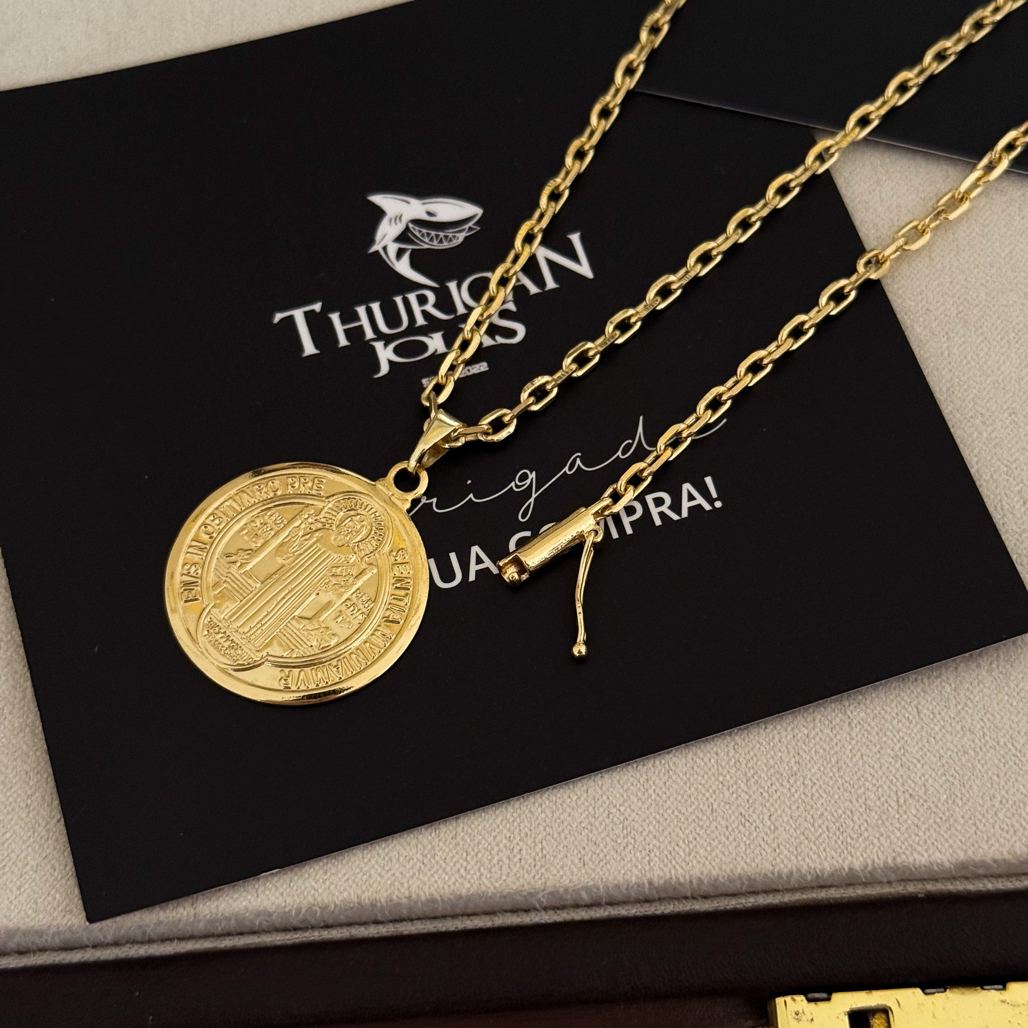 Colar Medalha De São Bento - Corrente e Pulseira Cadeado 2mm Banhado A Ouro 18k
